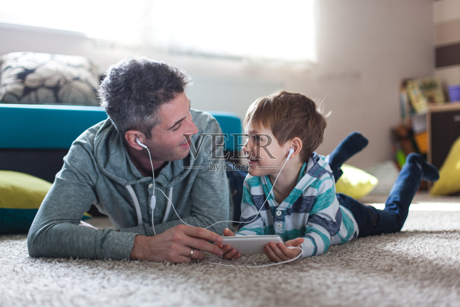 父亲和儿子在听音乐照片摄影图片