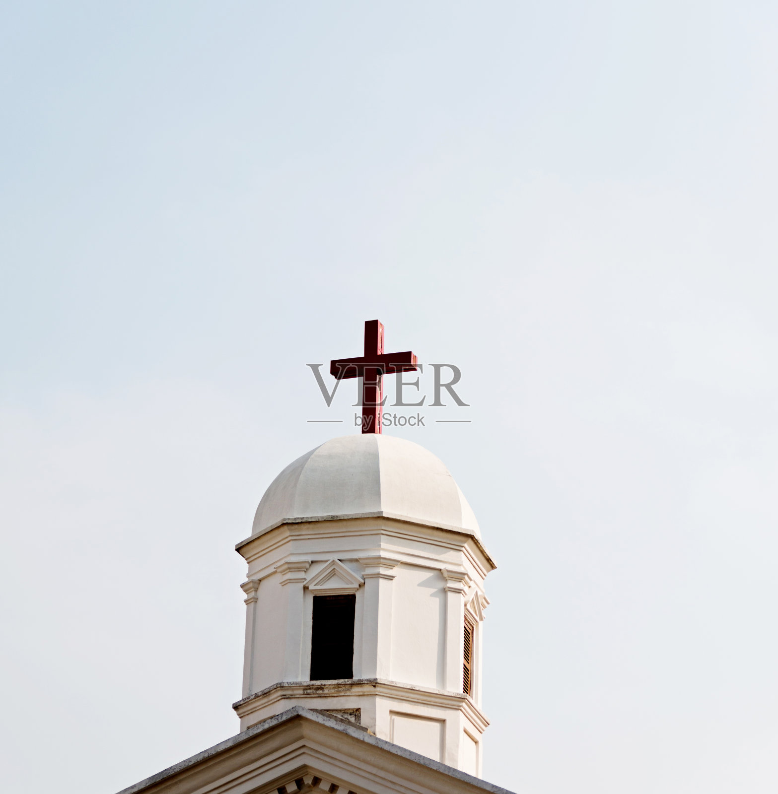 十字架在教堂的塔顶照片摄影图片