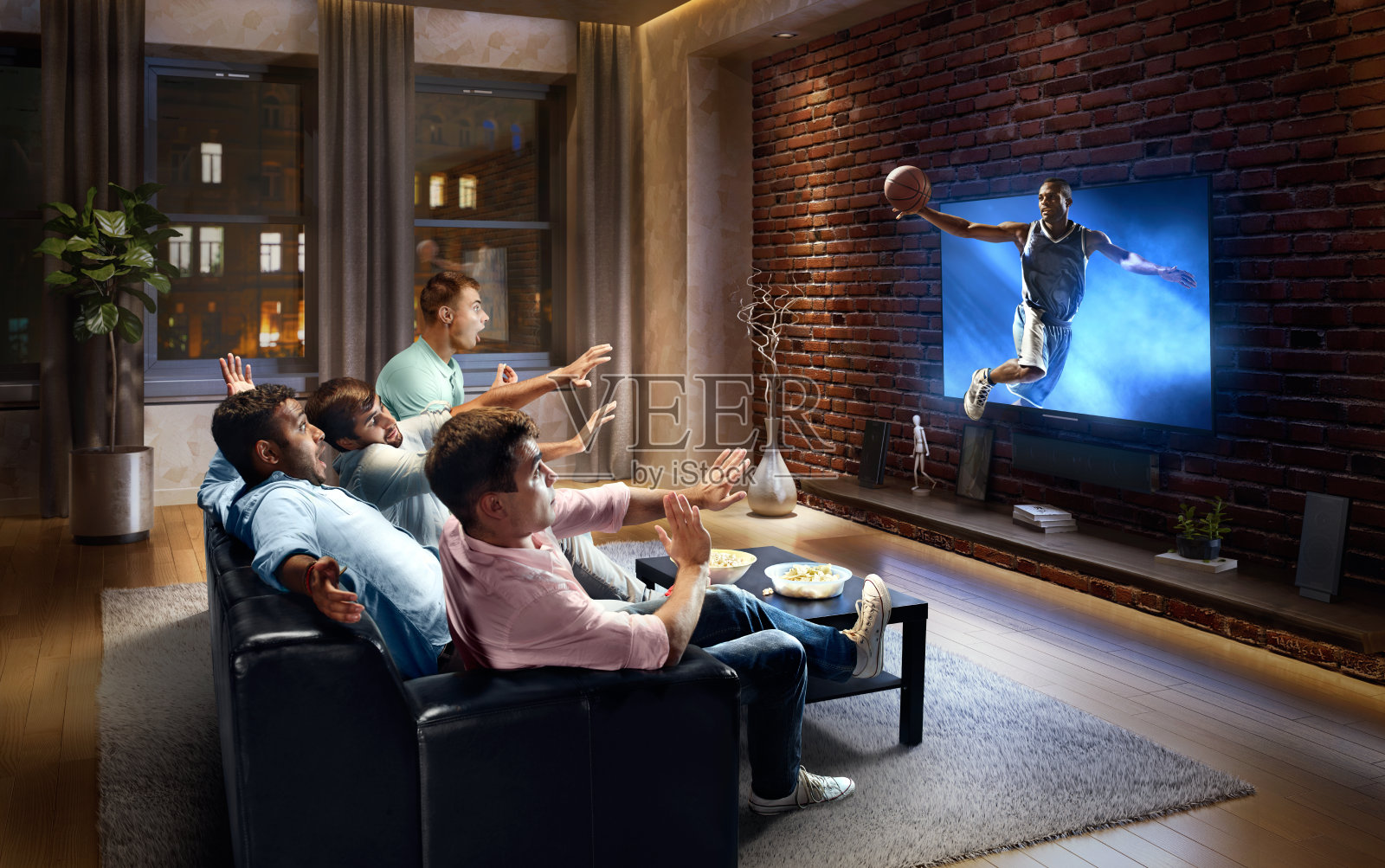 学生们在电视上观看非常逼真的篮球比赛照片摄影图片