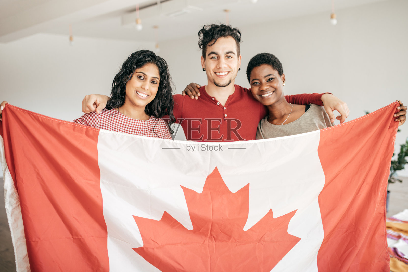 学生举着加拿大国旗照片摄影图片