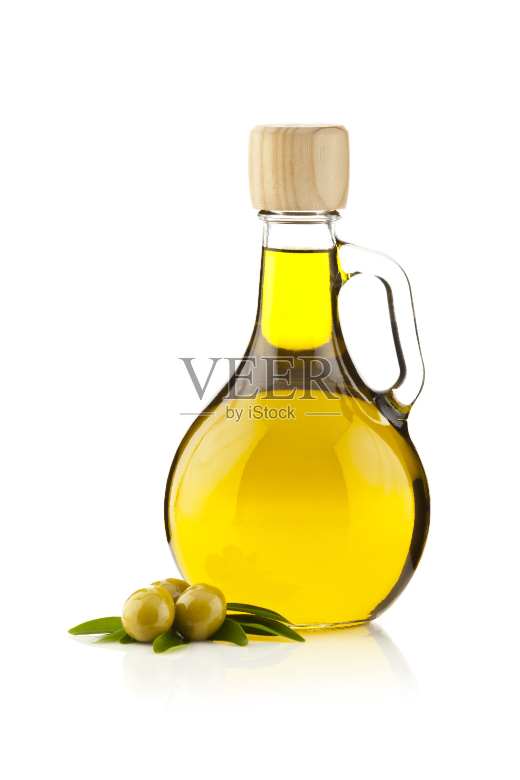 橄榄油装在一个圆形的瓶子里照片摄影图片