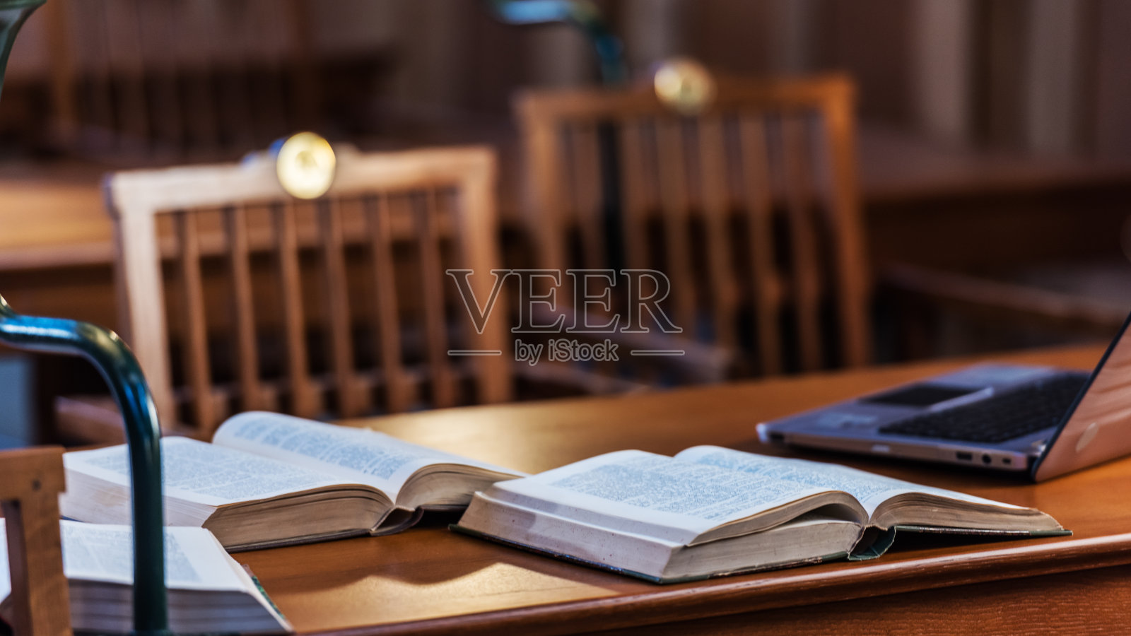 书和笔记本放在一张木桌上照片摄影图片