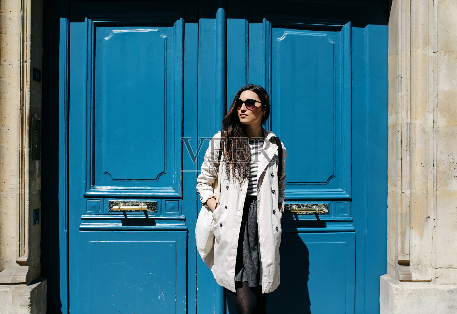 年轻的巴黎女子在她的公寓前照片摄影图片
