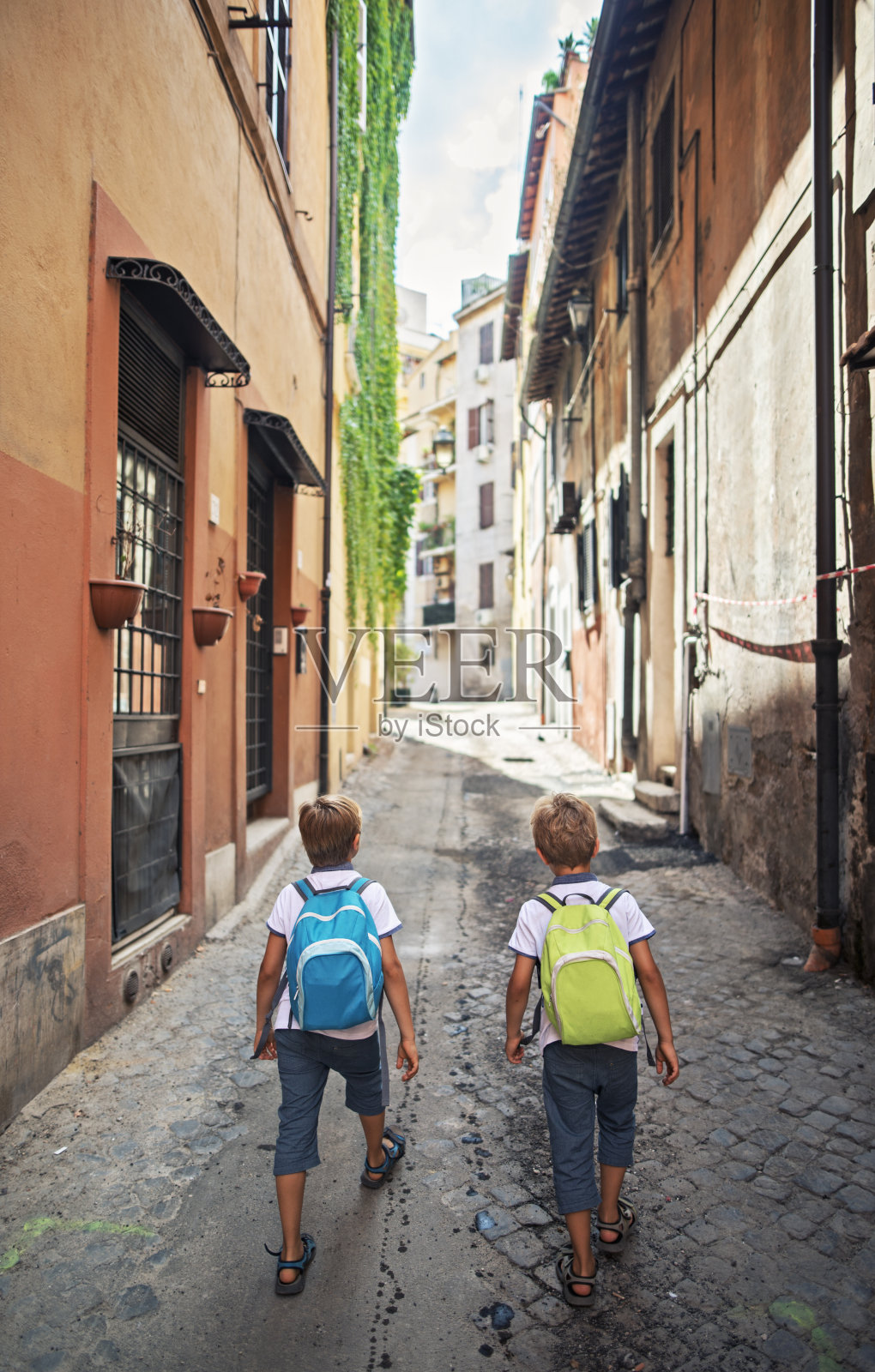 小男孩走在意大利罗马的大街上。照片摄影图片