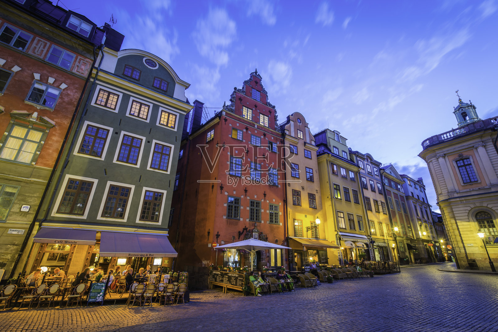斯德哥尔摩游客享受多彩的Stortorget酒吧餐厅在日落瑞典照片摄影图片