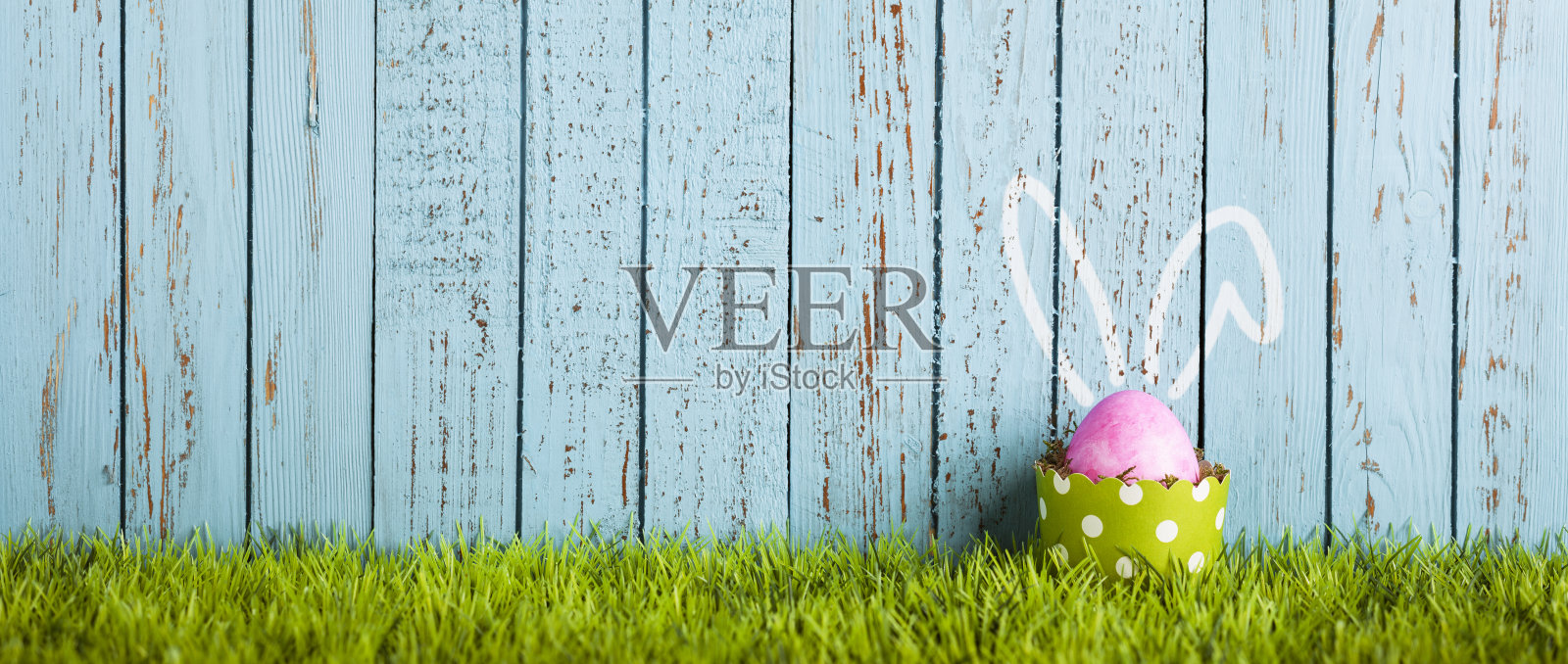 有趣的复活节彩蛋在蛋糕锅-兔子耳朵幽默照片摄影图片