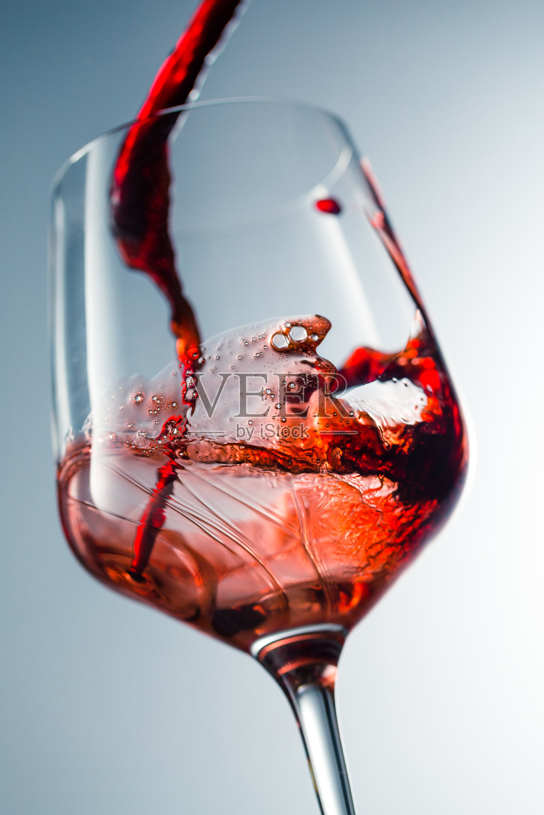 红酒倒入玻璃杯照片摄影图片