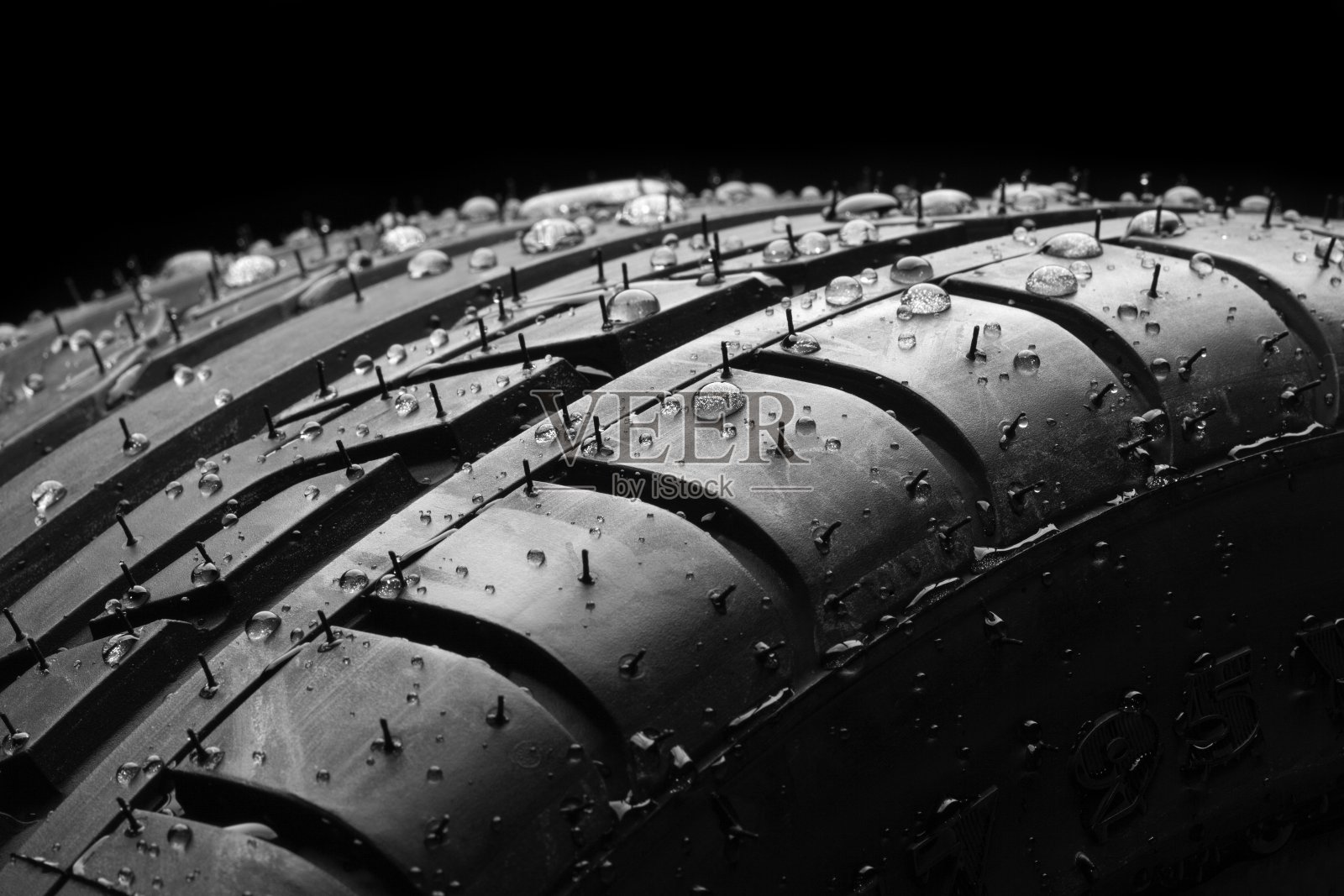 湿车轮胎宏观上的黑色照片摄影图片
