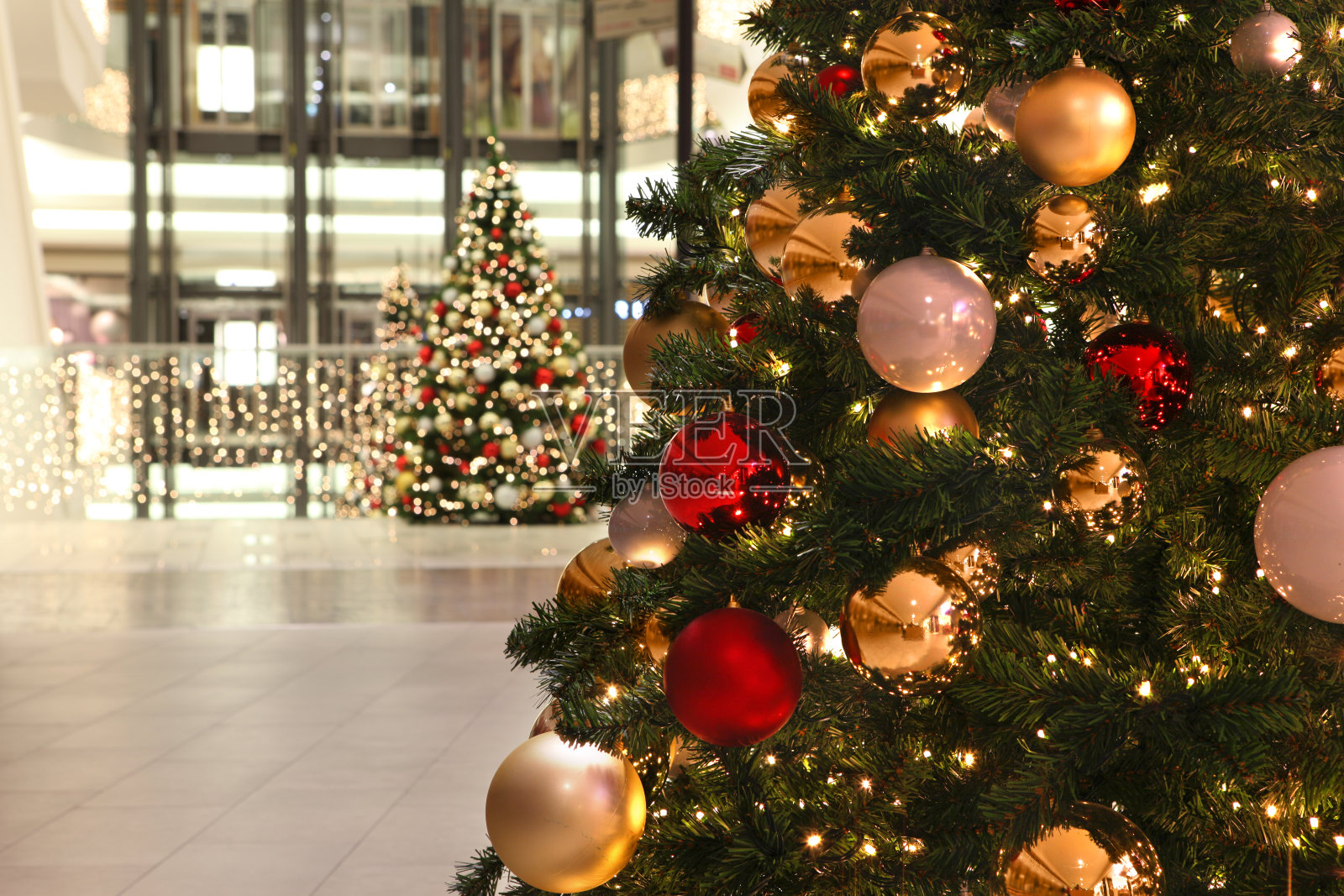 圣诞购物中心装饰圣诞树照片摄影图片