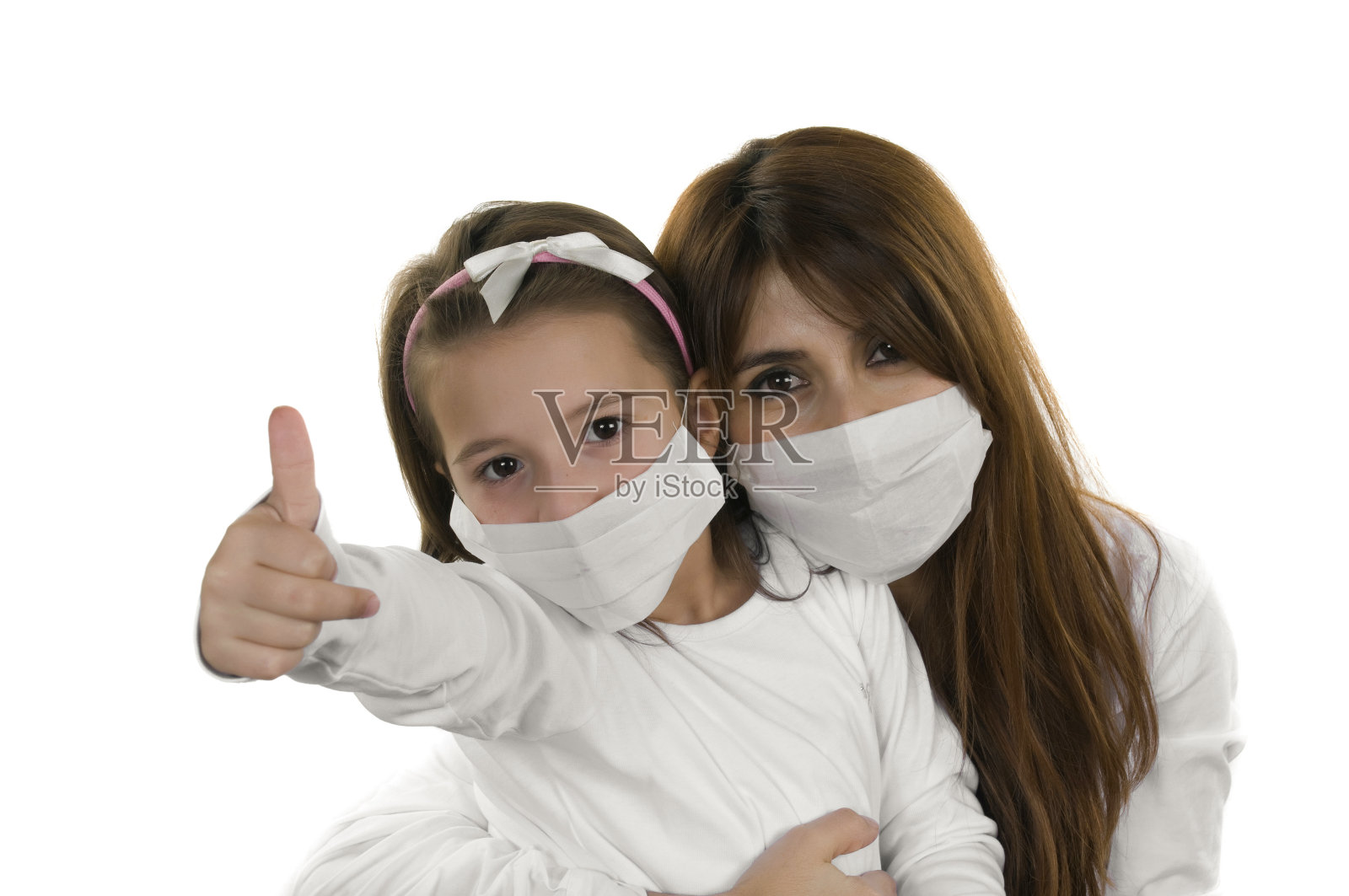 母亲和女儿戴着外科医生的口罩照片摄影图片