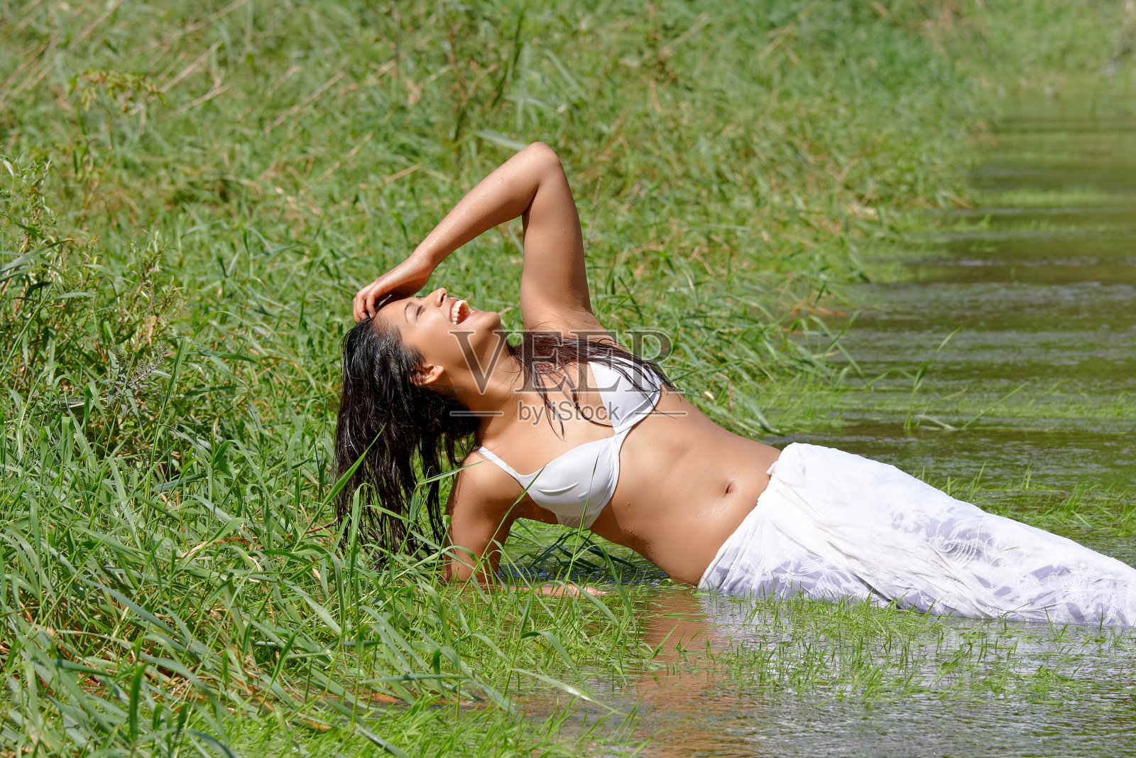 性感的印度女人在水里笑照片摄影图片