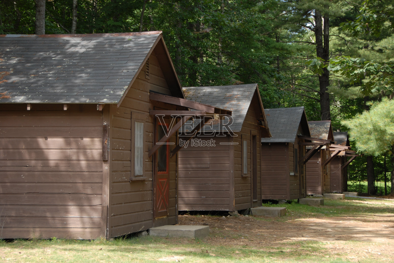 夏令营的小木屋照片摄影图片