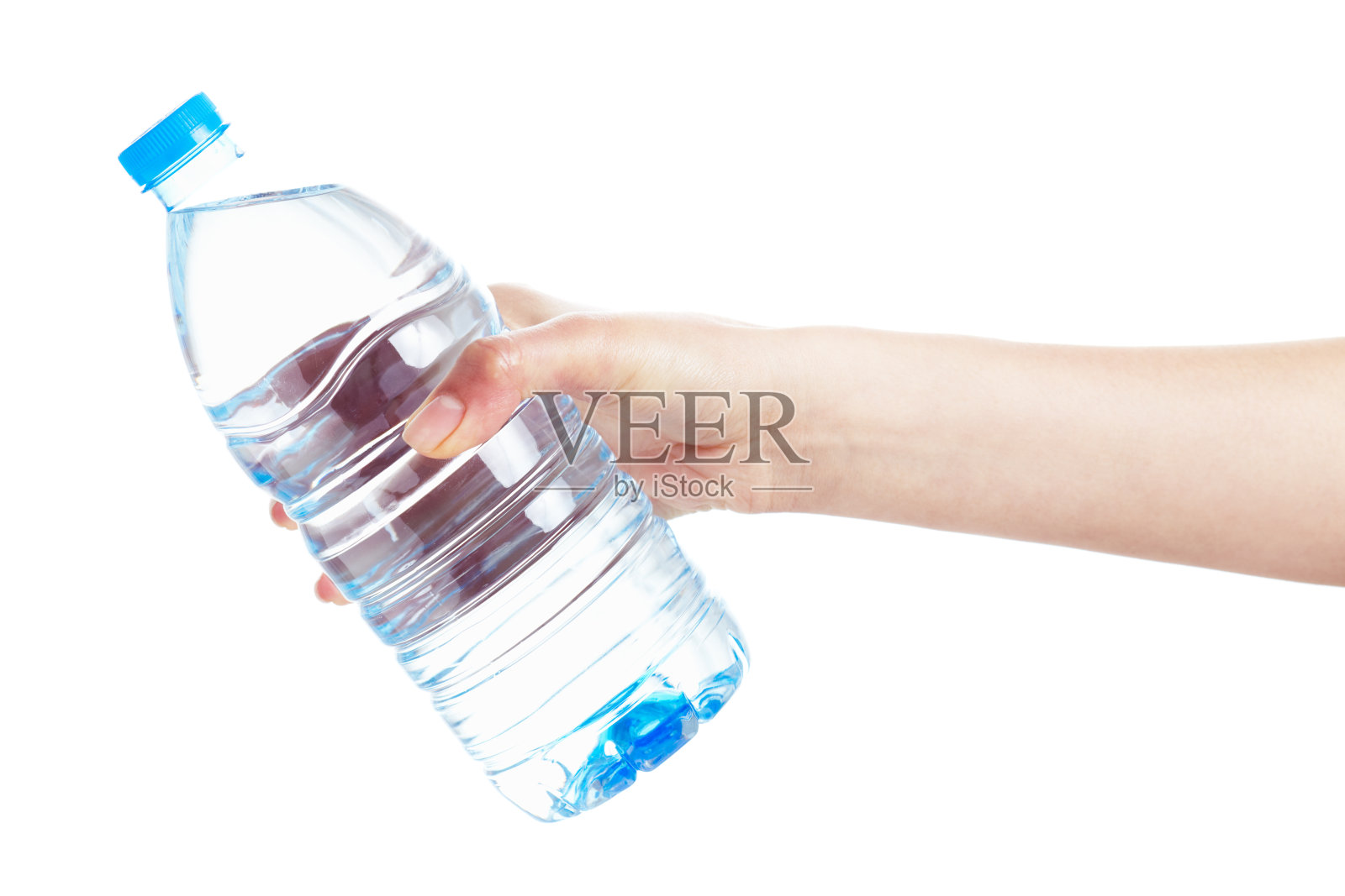 一个拿着一瓶水的人照片摄影图片