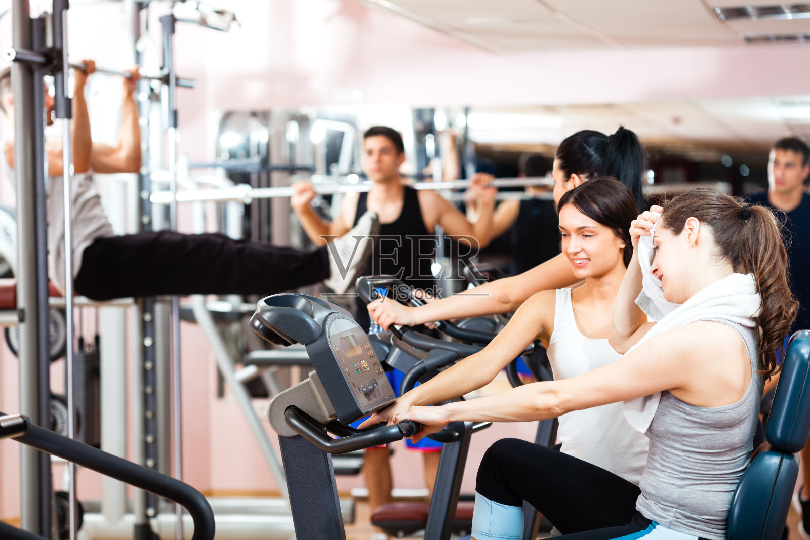 一群人在健身房锻炼照片摄影图片