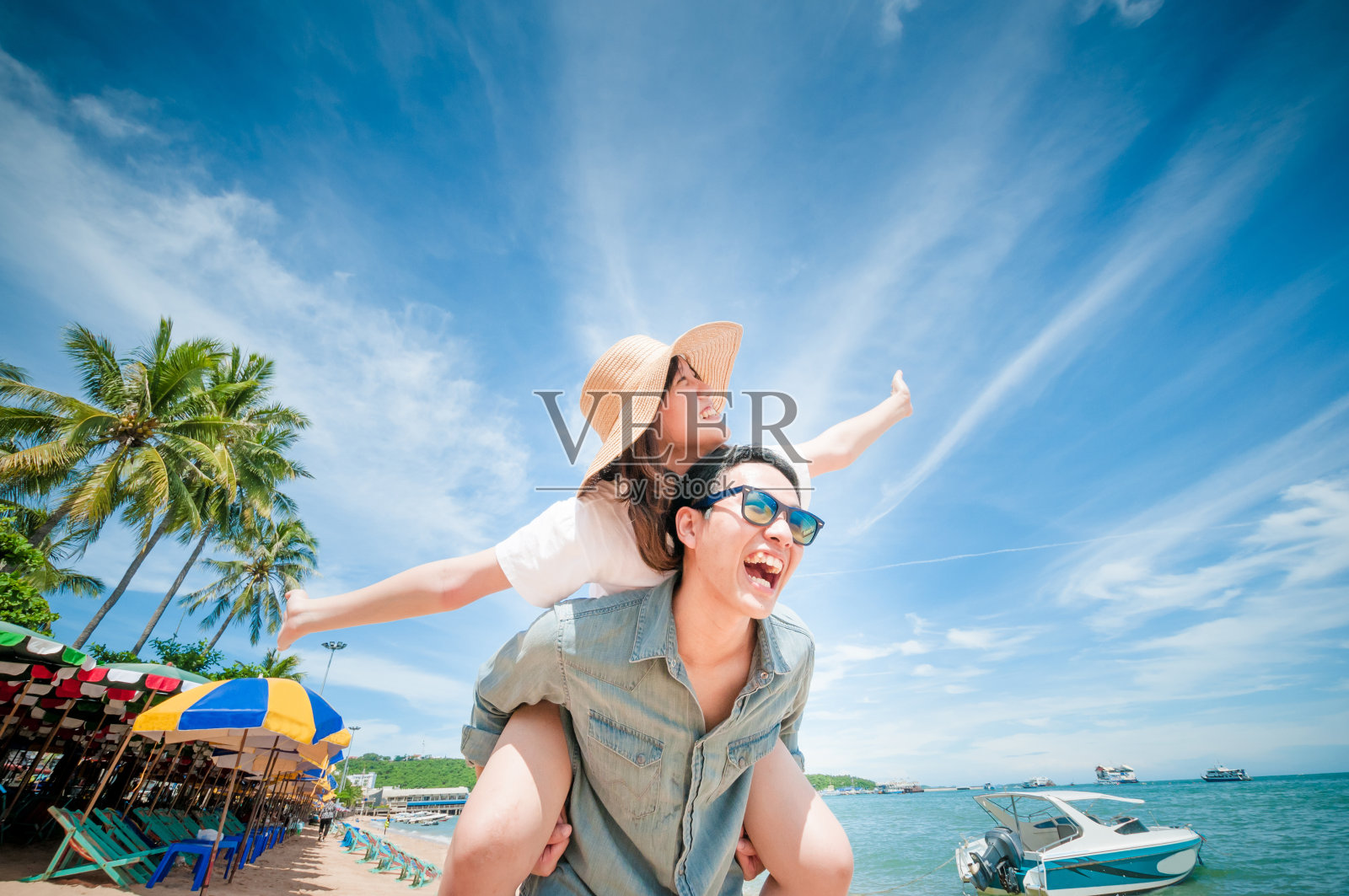 快樂的男人讓女人背在沙灘上 照片背景圖桌布圖片免費下載 - Pngtree