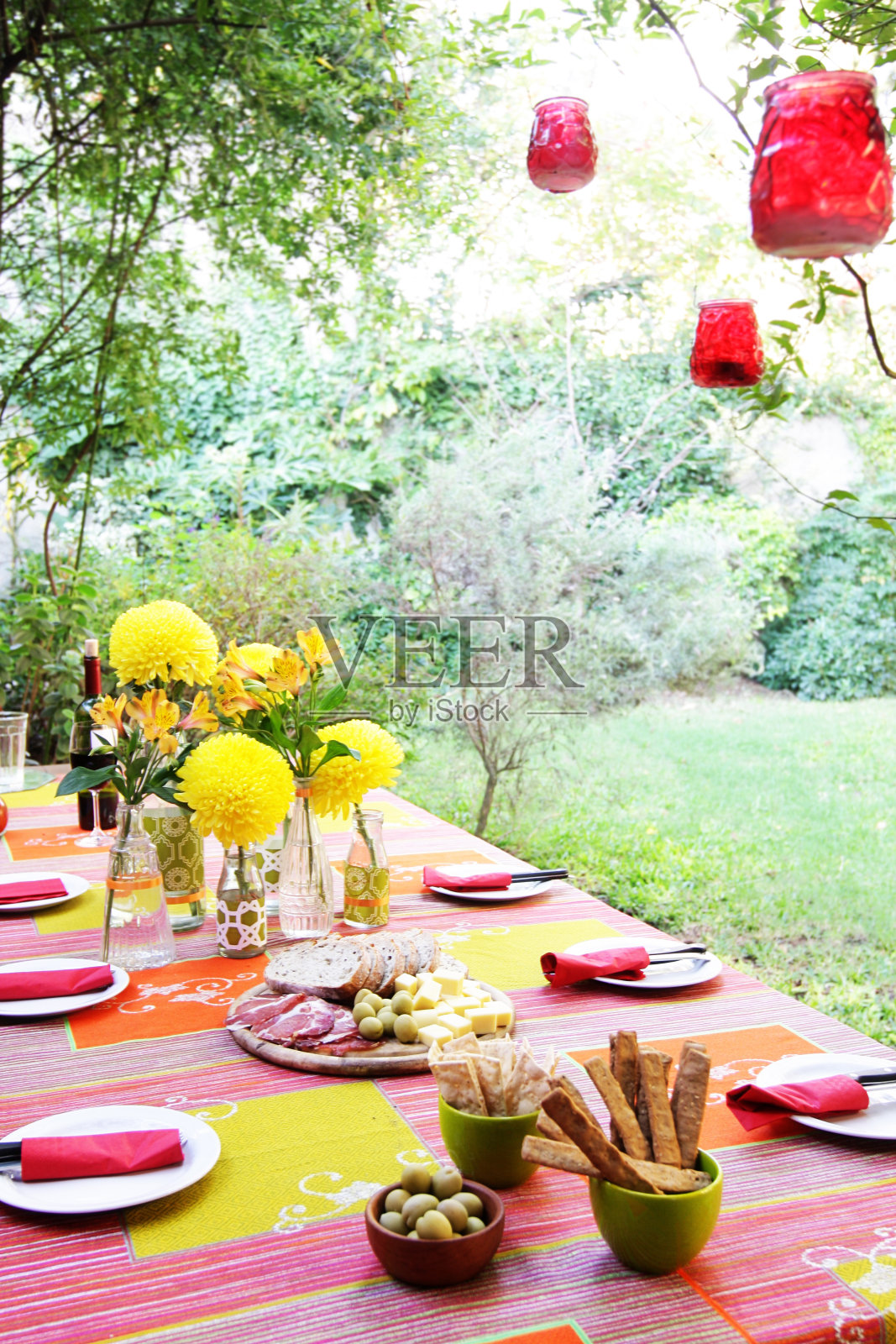 宴会餐桌，自助餐，鲜花和装饰在花园照片摄影图片