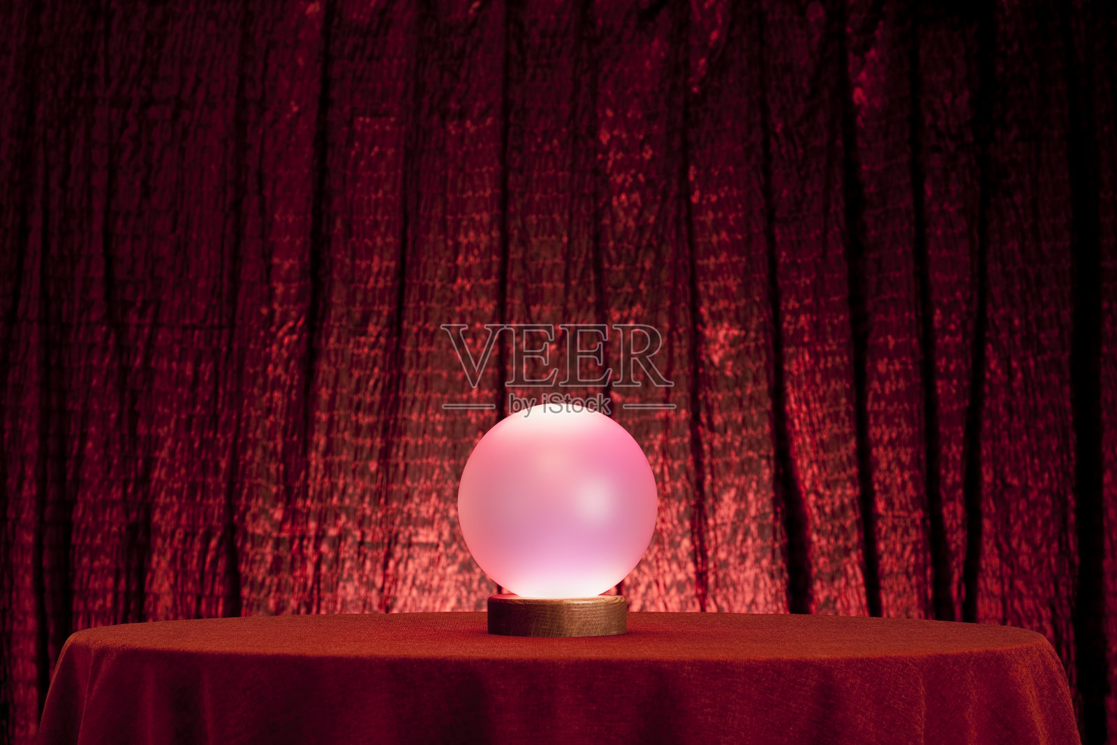 占卜师的神秘水晶球。完整的框架。XXXL照片摄影图片