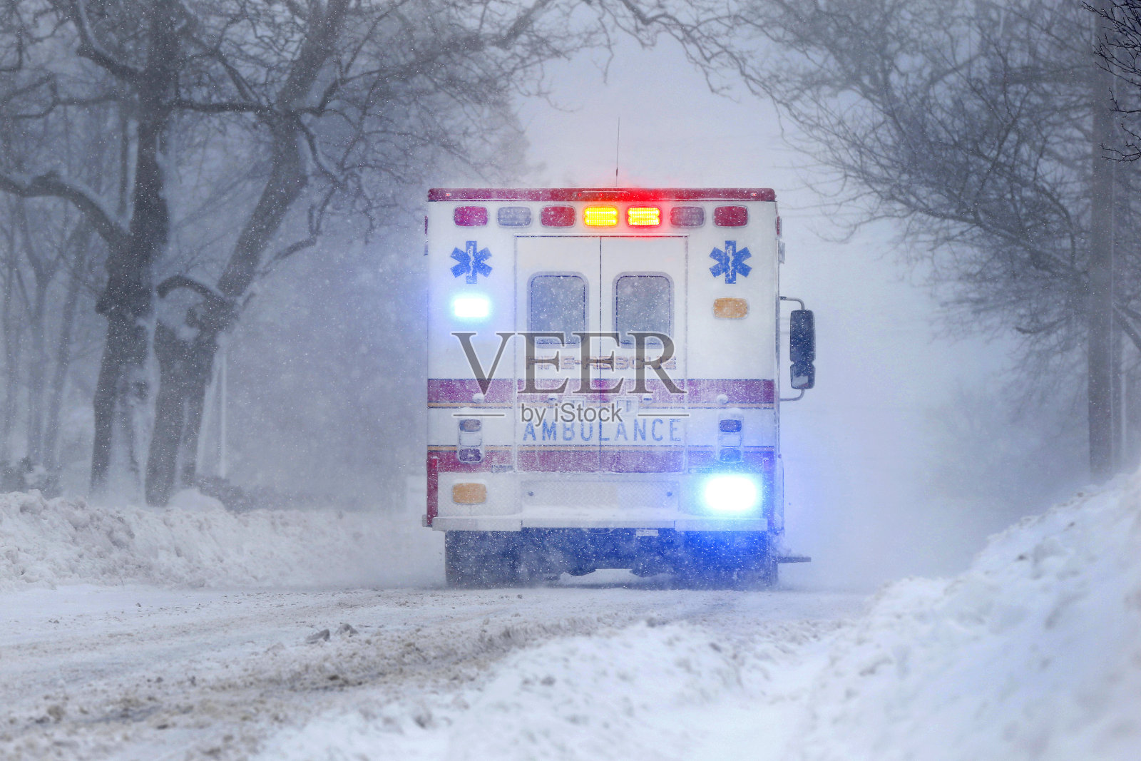 救护车在雪照片摄影图片