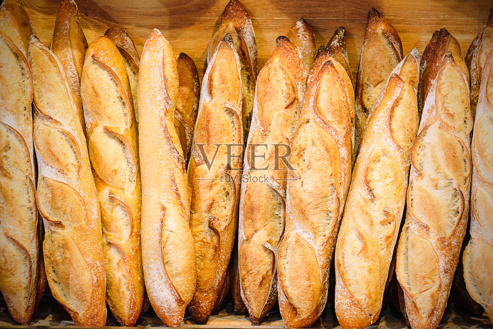法国的面包房，架子上有新鲜的长棍面包或面包照片摄影图片