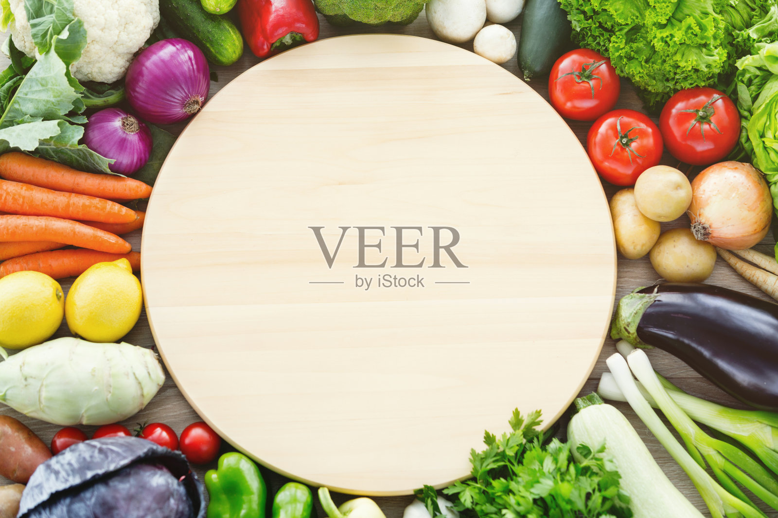 生蔬菜和圆木板照片摄影图片