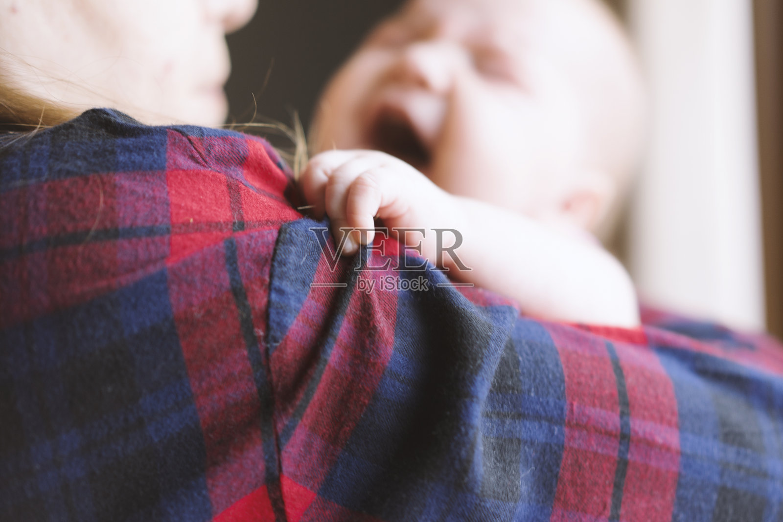 刚出生的婴儿在她妈妈的怀里照片摄影图片