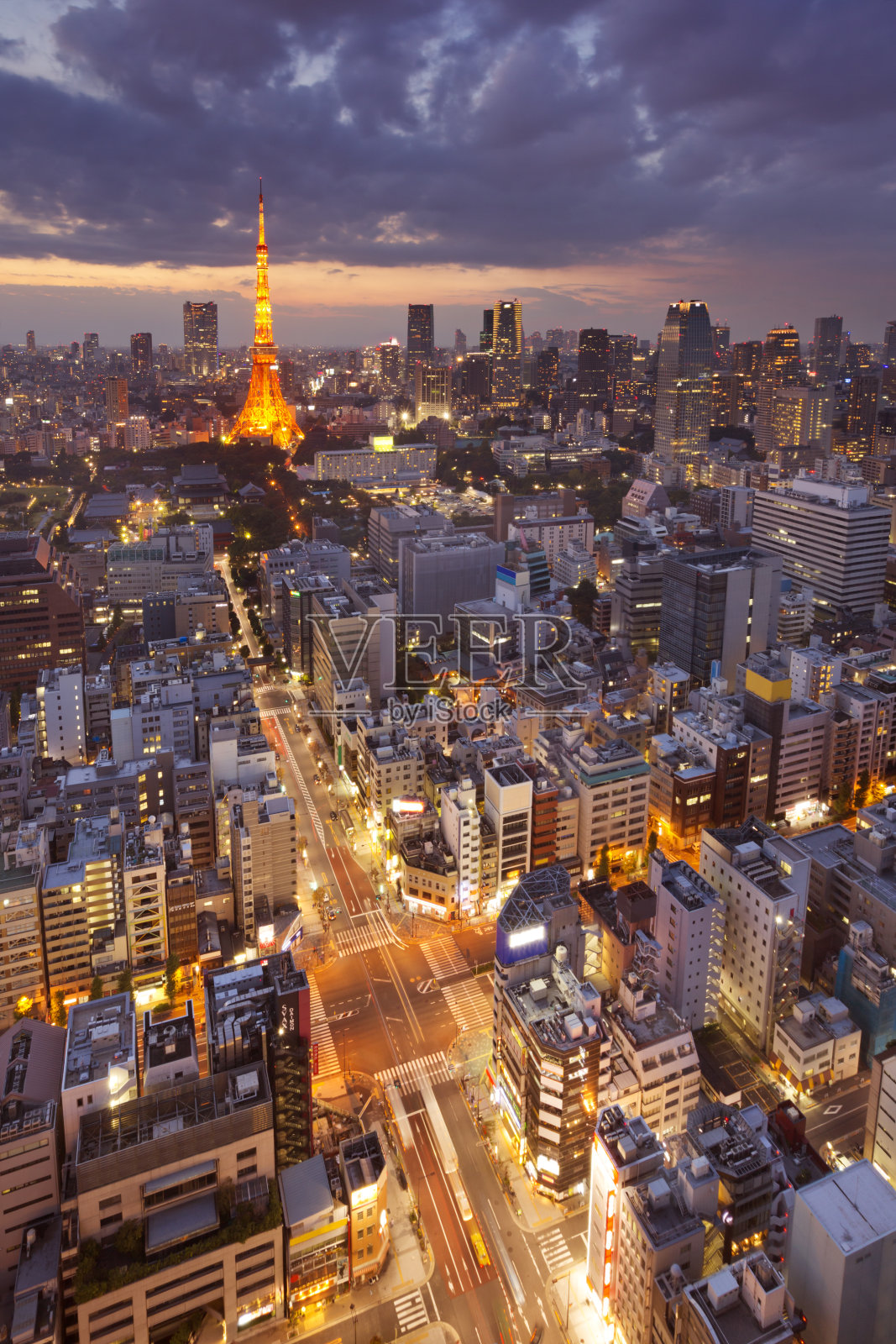 东京，日本的天际线与东京塔的夜晚照片摄影图片