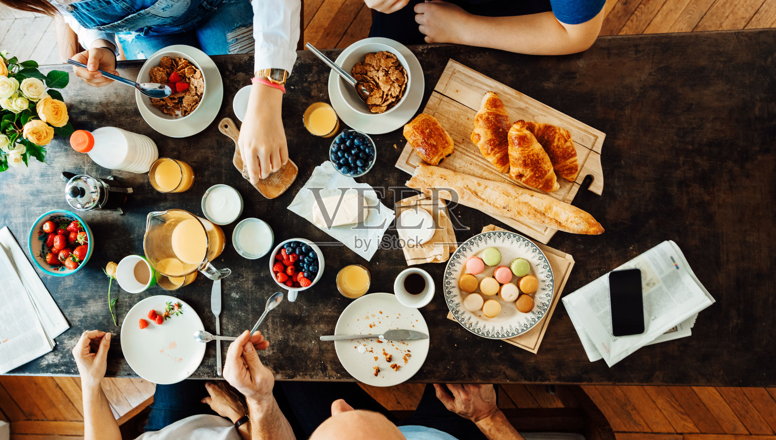 快乐的法国家庭早餐照片摄影图片