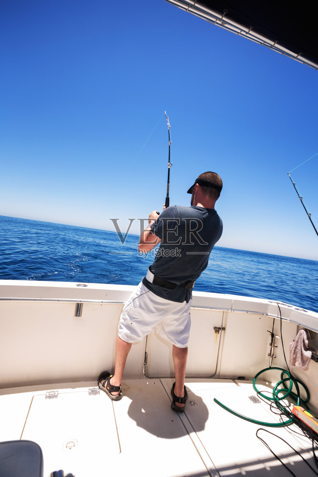 男人在海洋里捉大鱼照片摄影图片