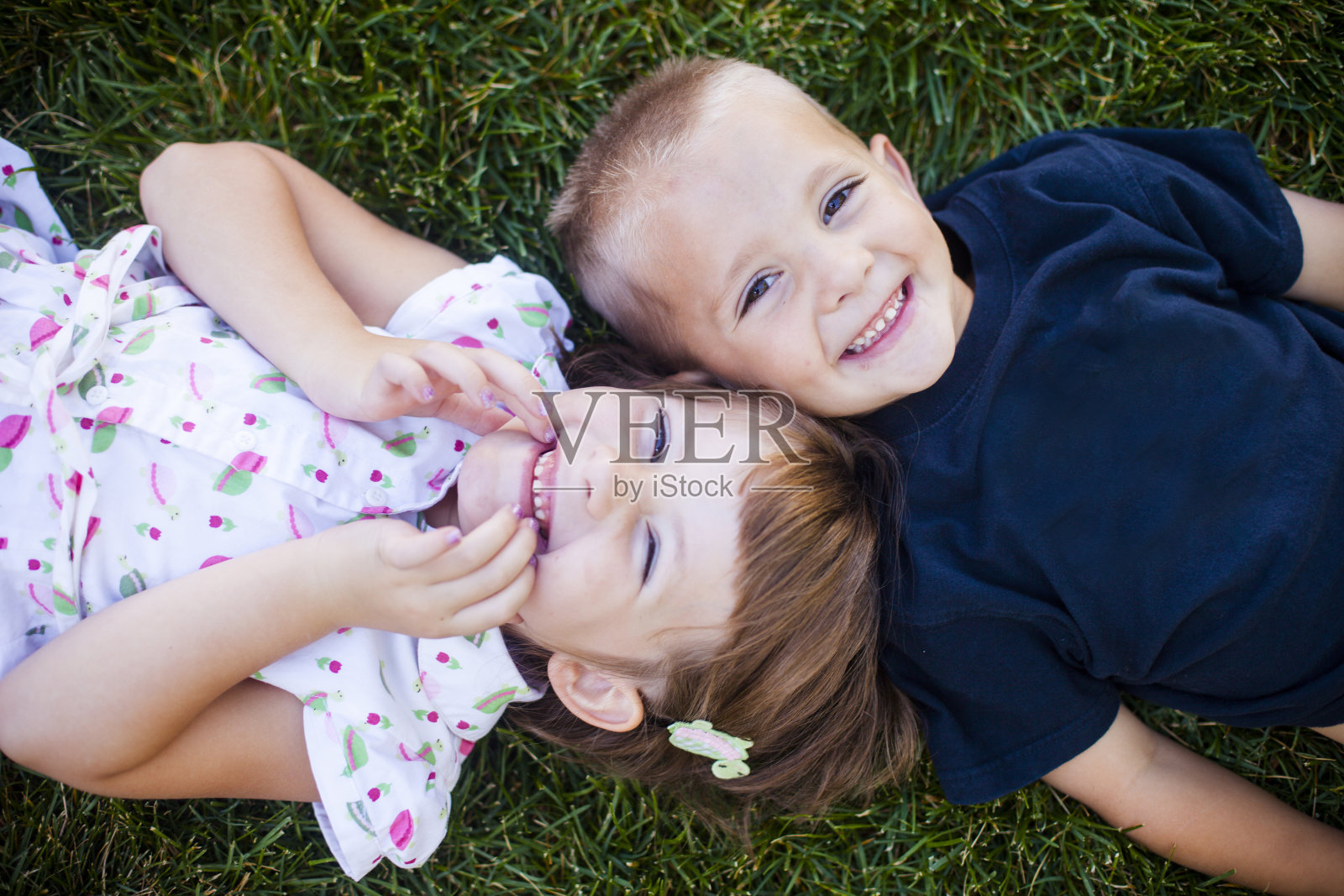 可爱的孩子在草地上微笑照片摄影图片