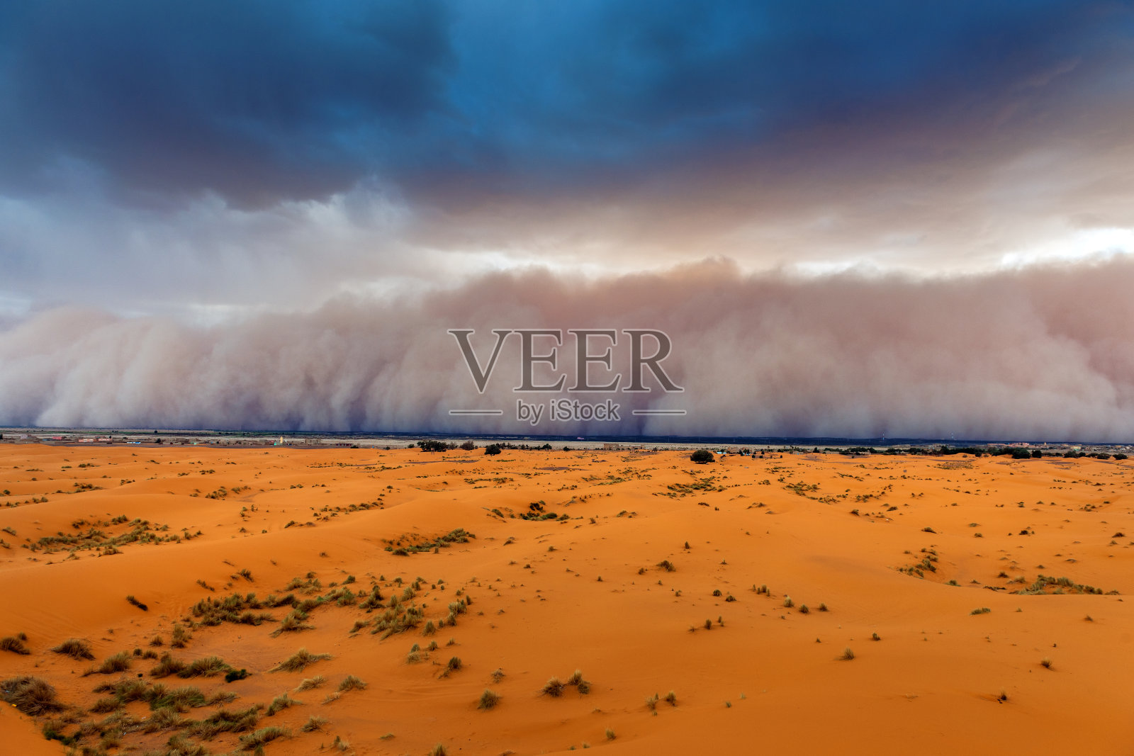 沙尘暴正在接近Merzouga定居点，在Erg Chebbi沙漠，非洲摩洛哥照片摄影图片