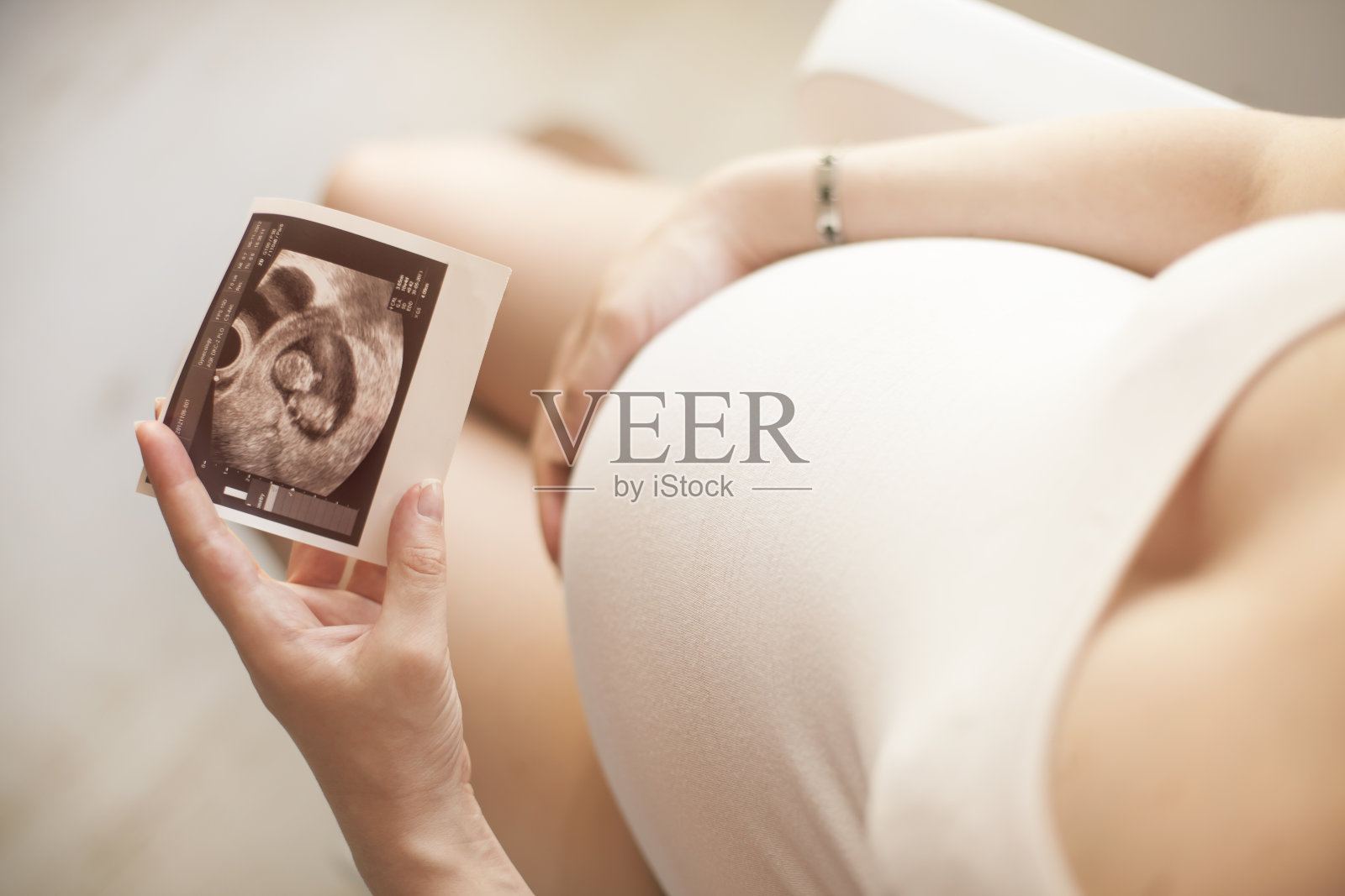 孕妇拿着超声波扫描照片照片摄影图片