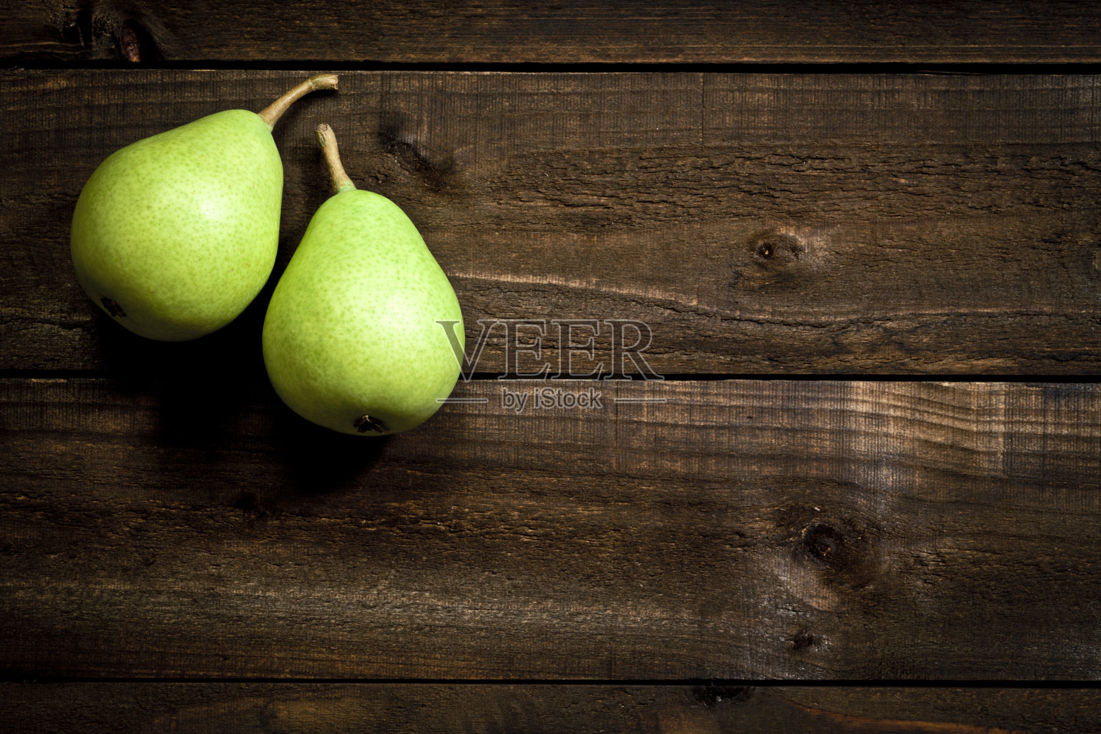 两个绿色的梨放在质朴的木桌上照片摄影图片