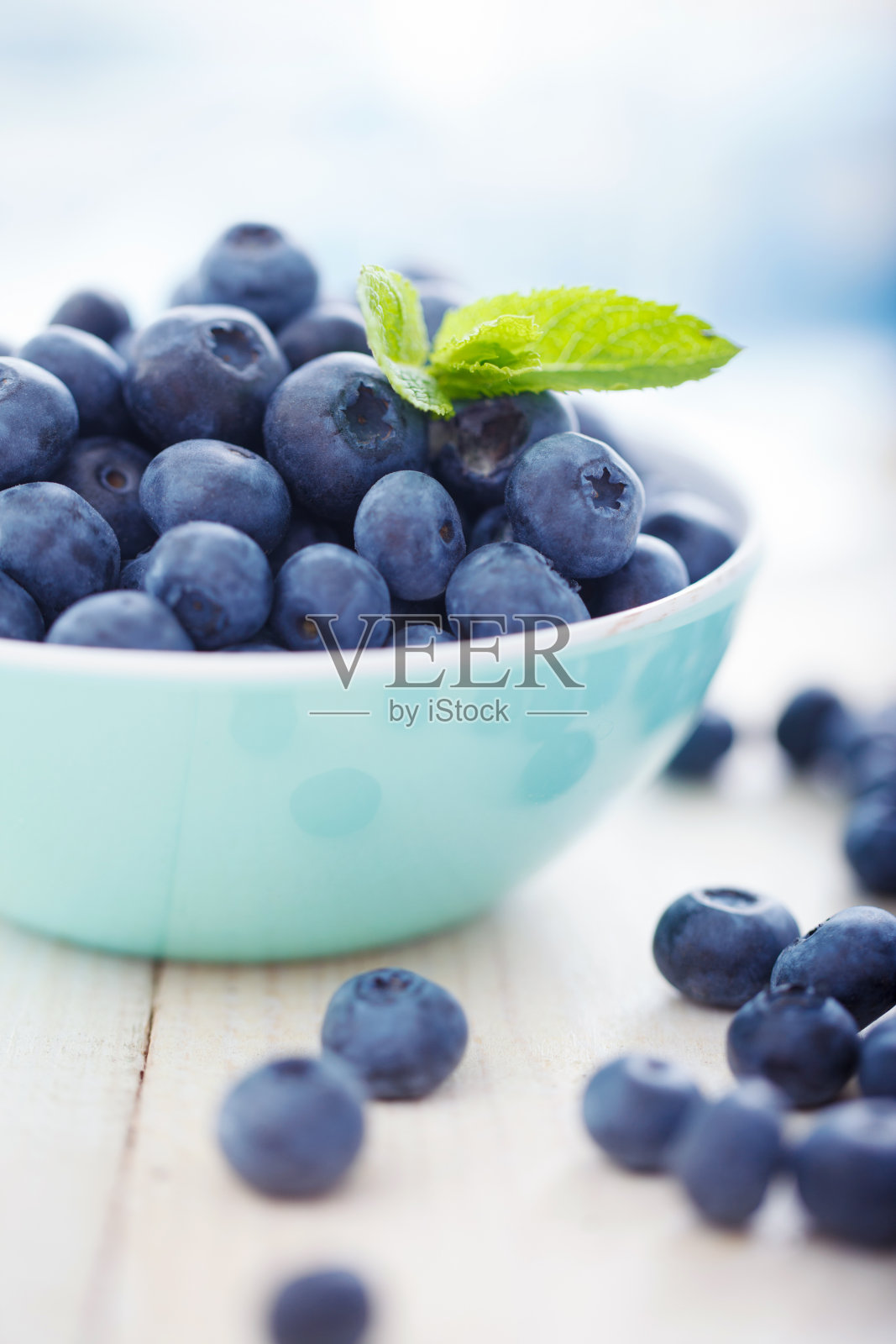 一个装满蓝莓的蓝色碗照片摄影图片