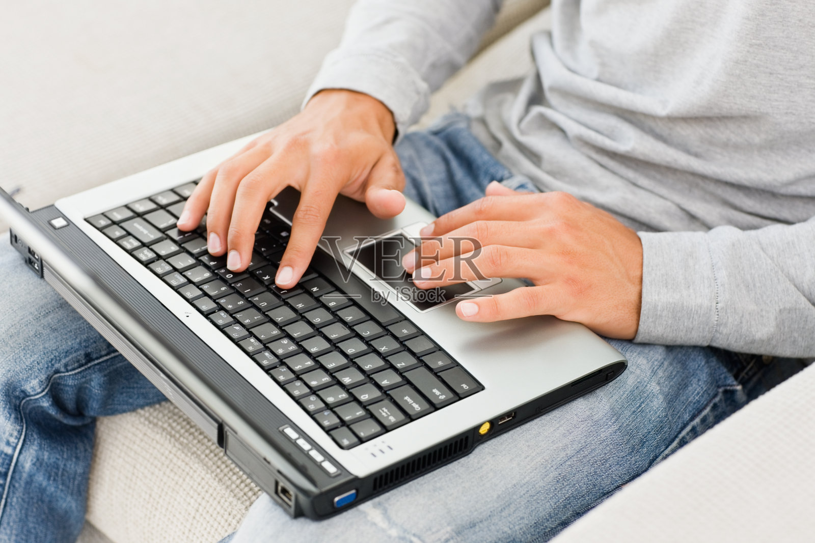 一个正在用笔记本电脑的男人的腹部照片摄影图片