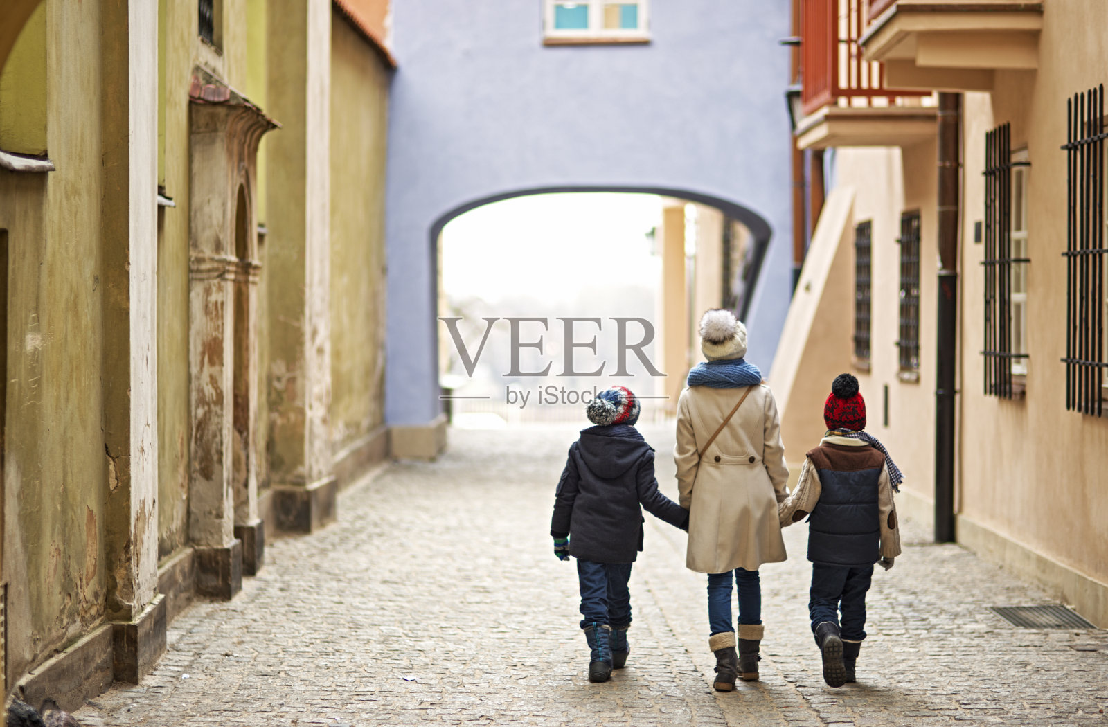 参观华沙的孩子们——走在老城的后街照片摄影图片
