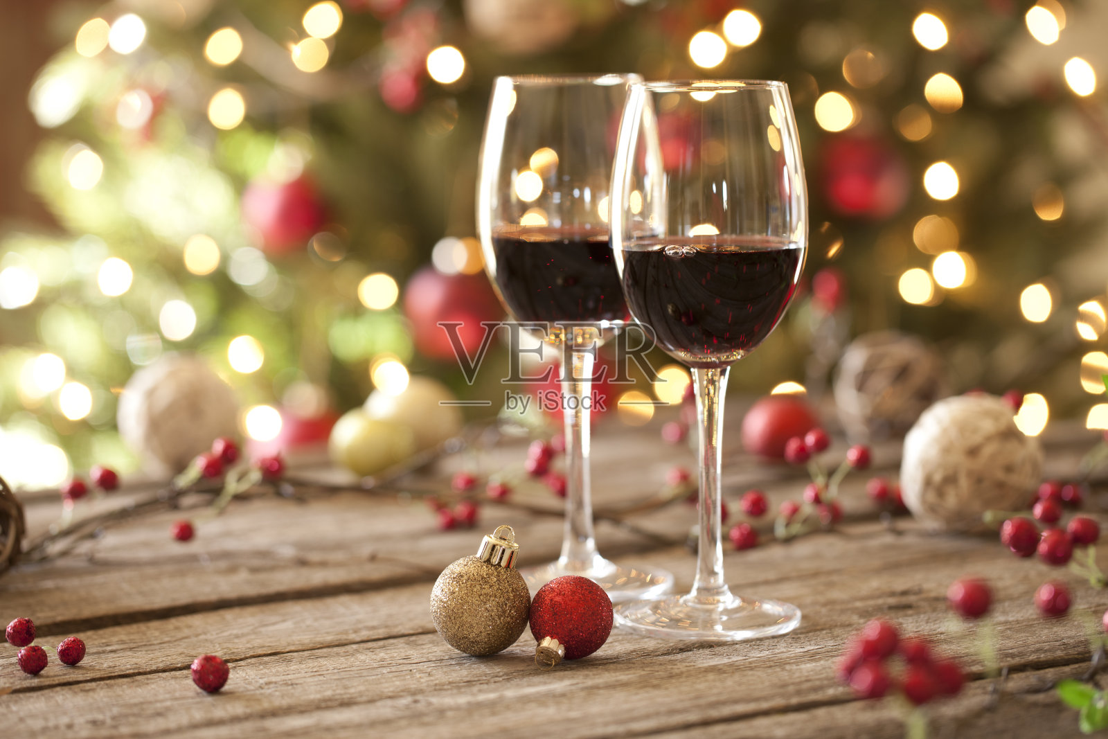红酒乡村木桌子和圣诞树装饰照片摄影图片