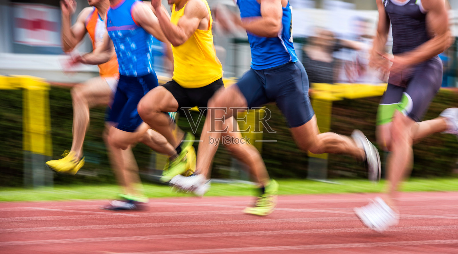 100米短跑运动员组的摇摄射击照片摄影图片