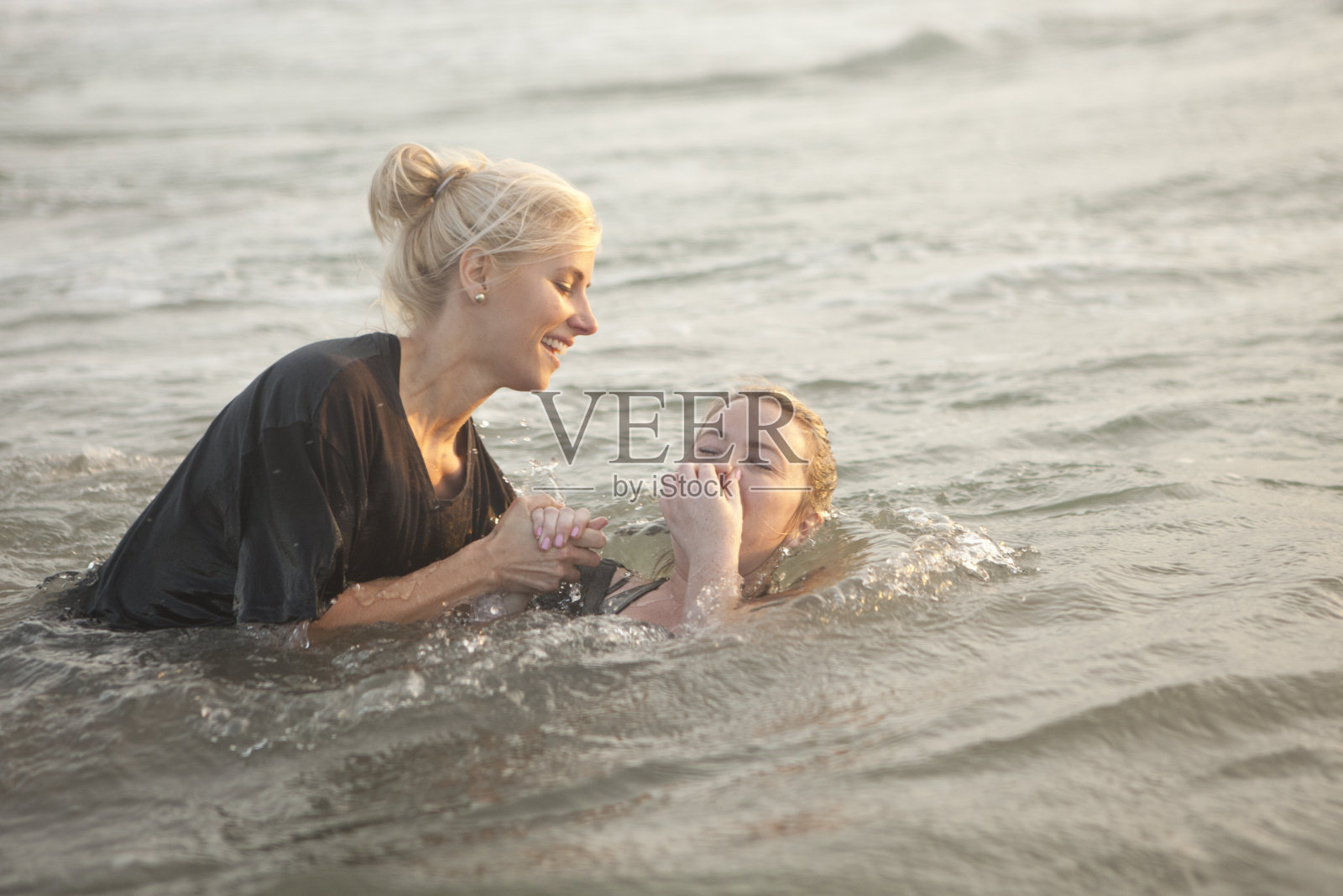 年轻女子在海里受洗照片摄影图片