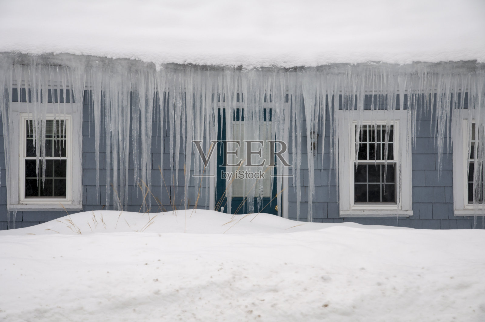 新英格兰的冰坝顶上挂着冰柱照片摄影图片