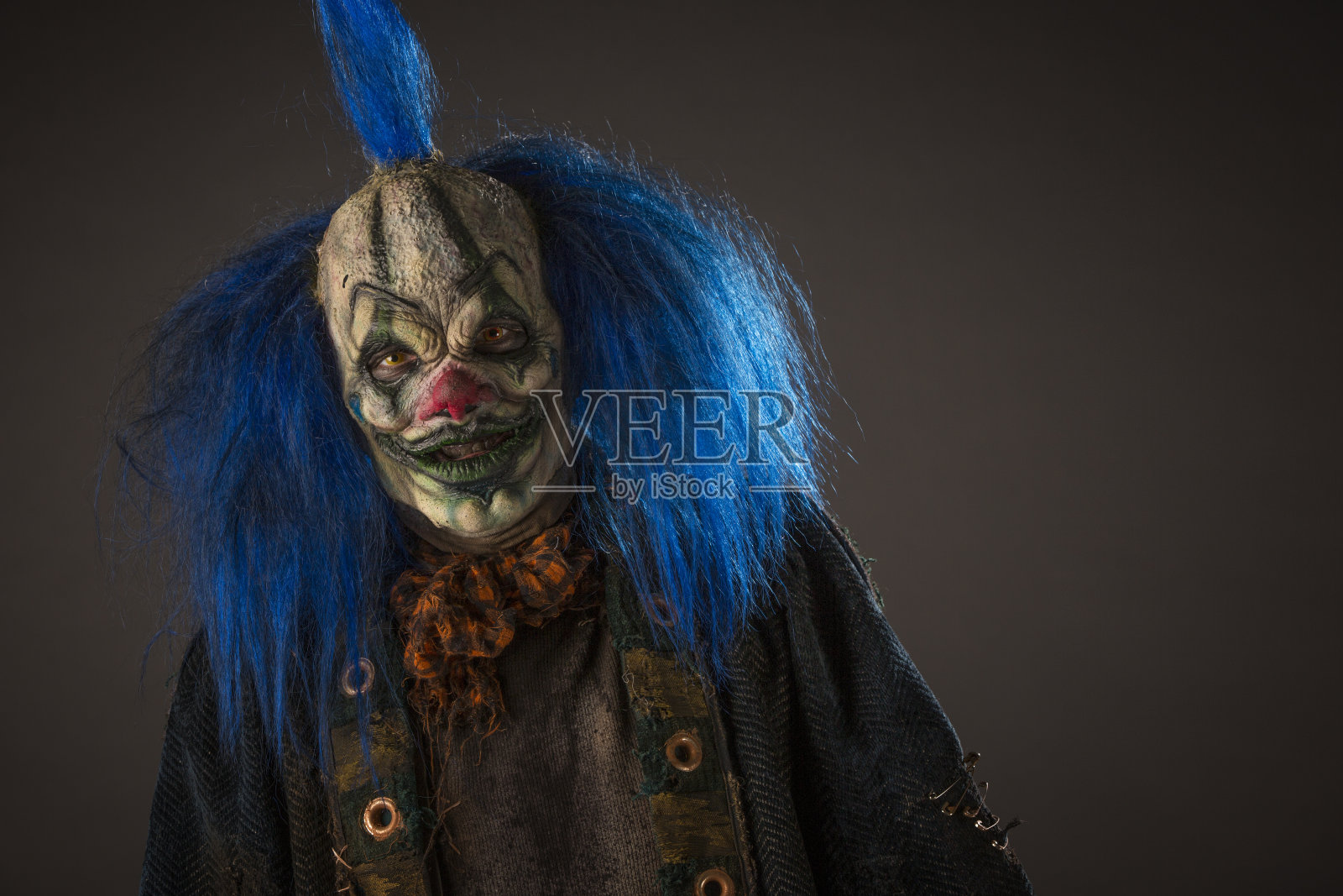蓝色头发的恐怖小丑照片摄影图片