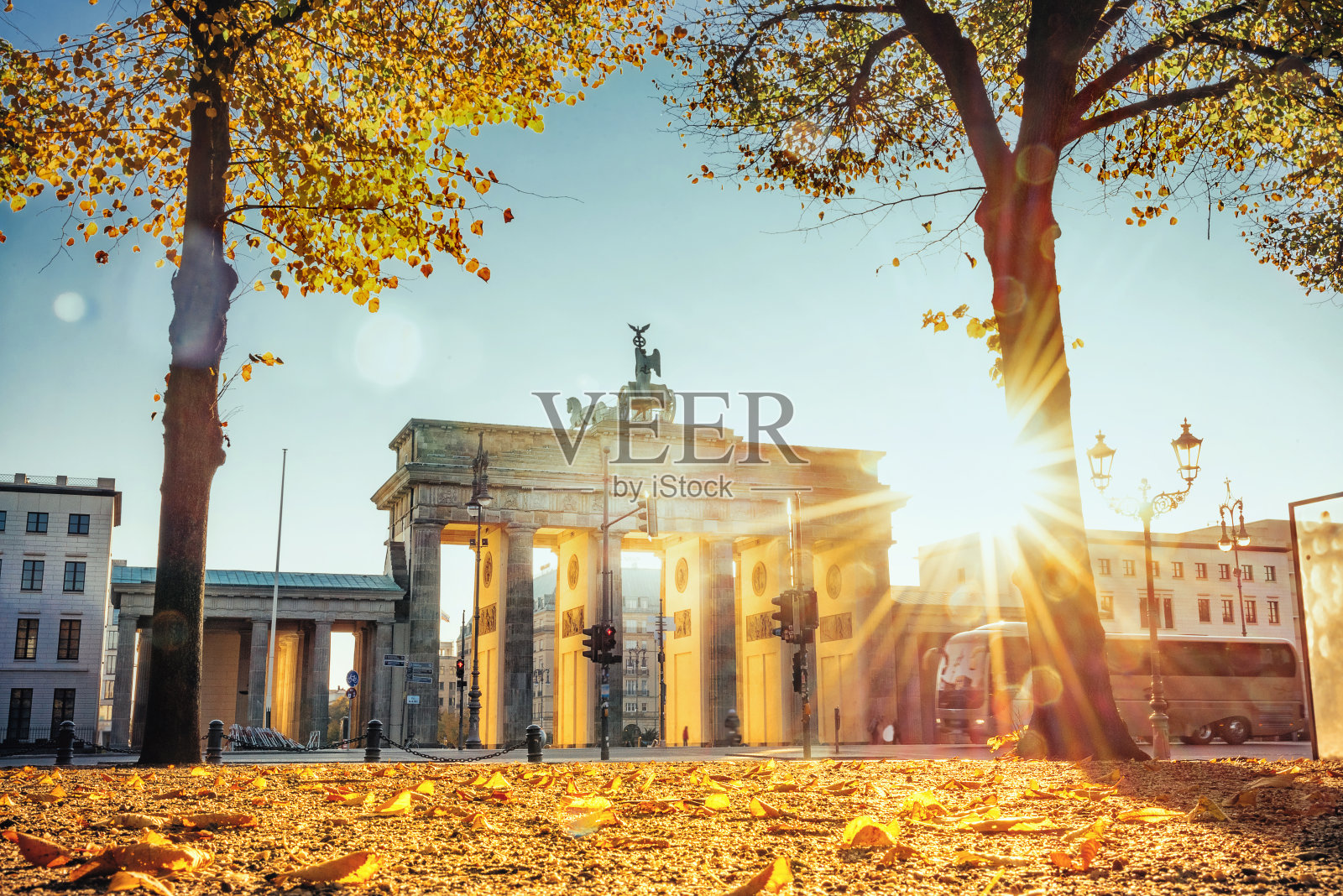 金色的秋天，柏林勃兰登堡山的日出照片摄影图片