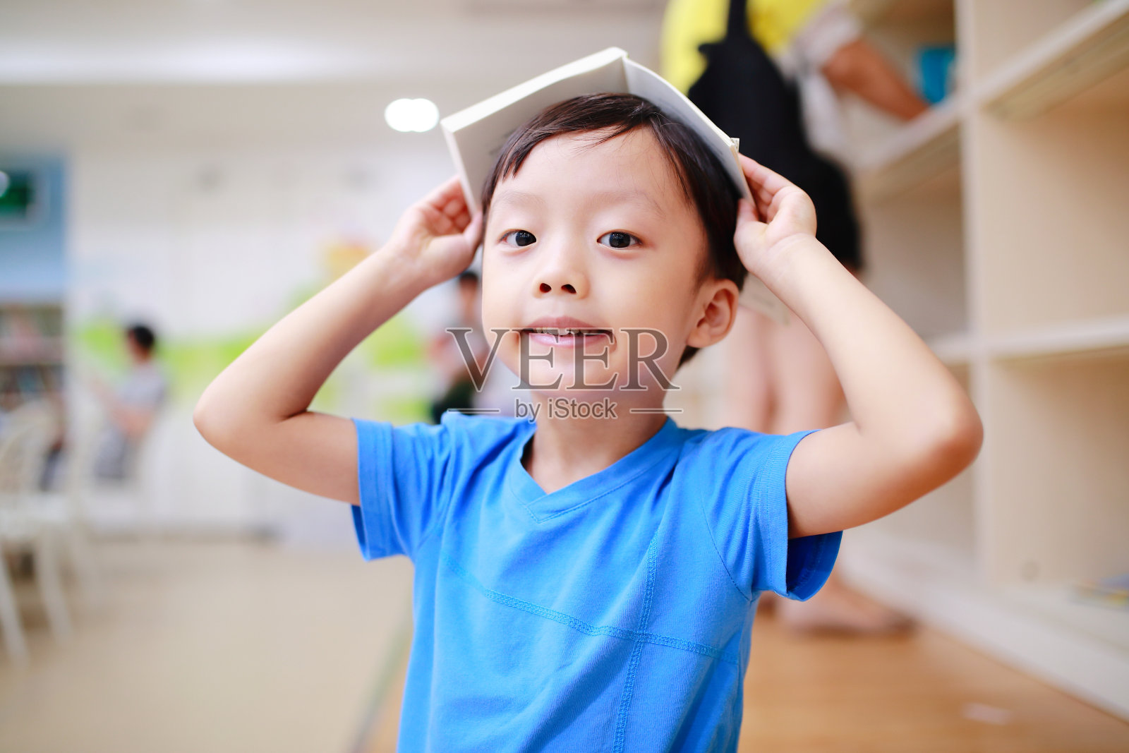 可爱的亚洲儿童在图书馆照片摄影图片