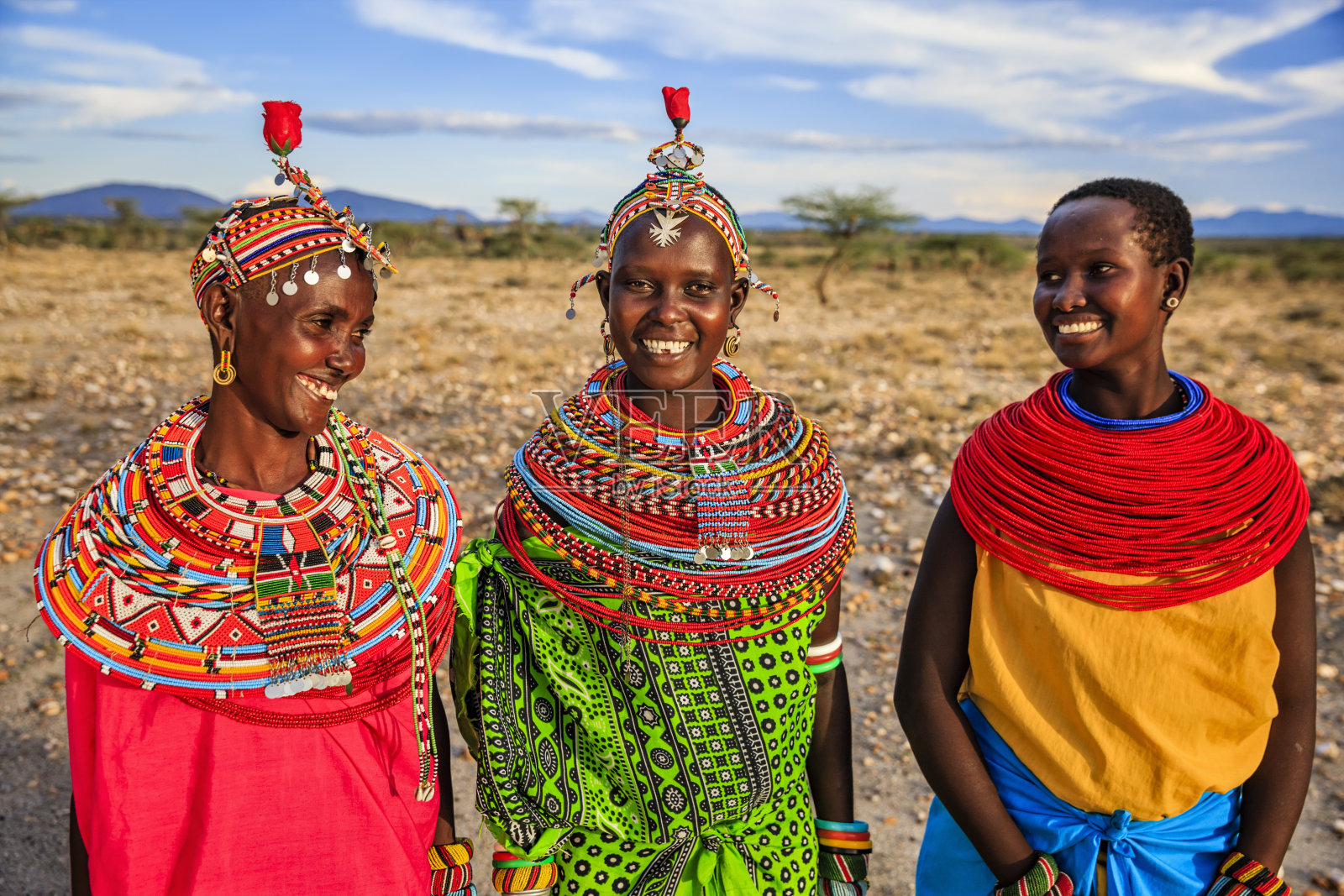 一群来自非洲肯尼亚桑布鲁部落的非洲妇女照片摄影图片