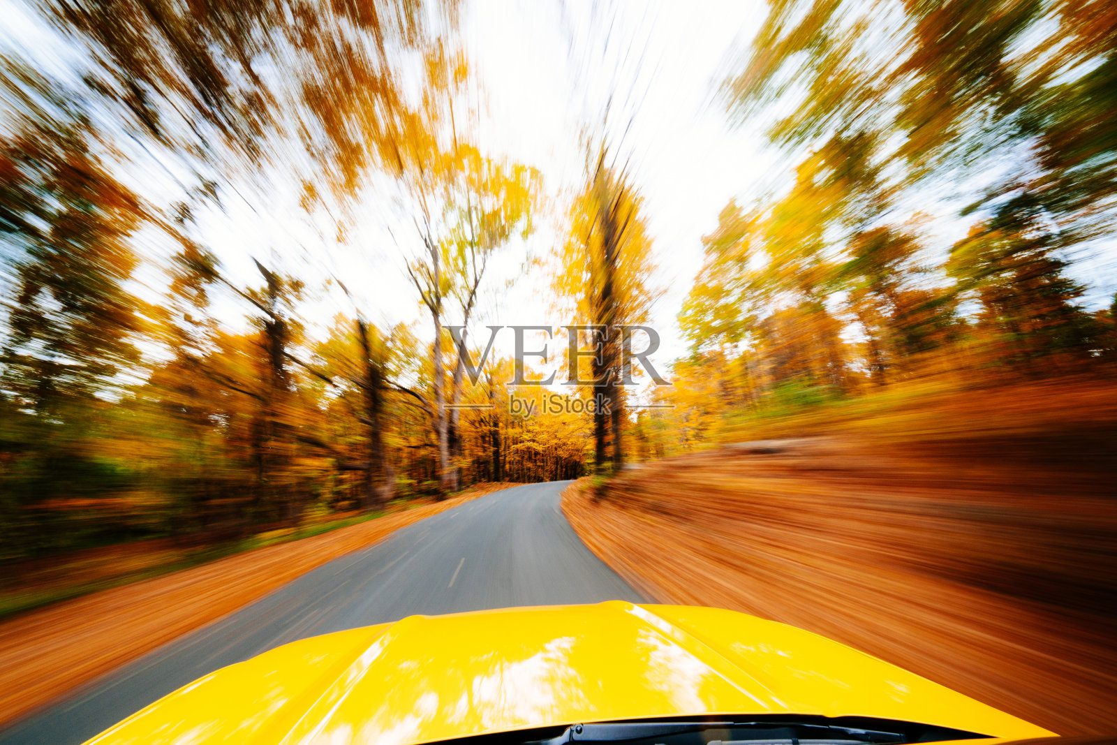 飞快的汽车在秋天里行驶照片摄影图片