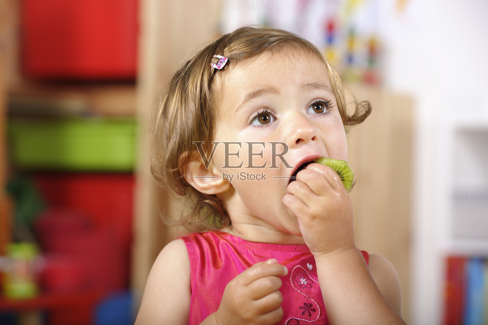 可爱的幼童在幼儿园吃健康的零食照片摄影图片