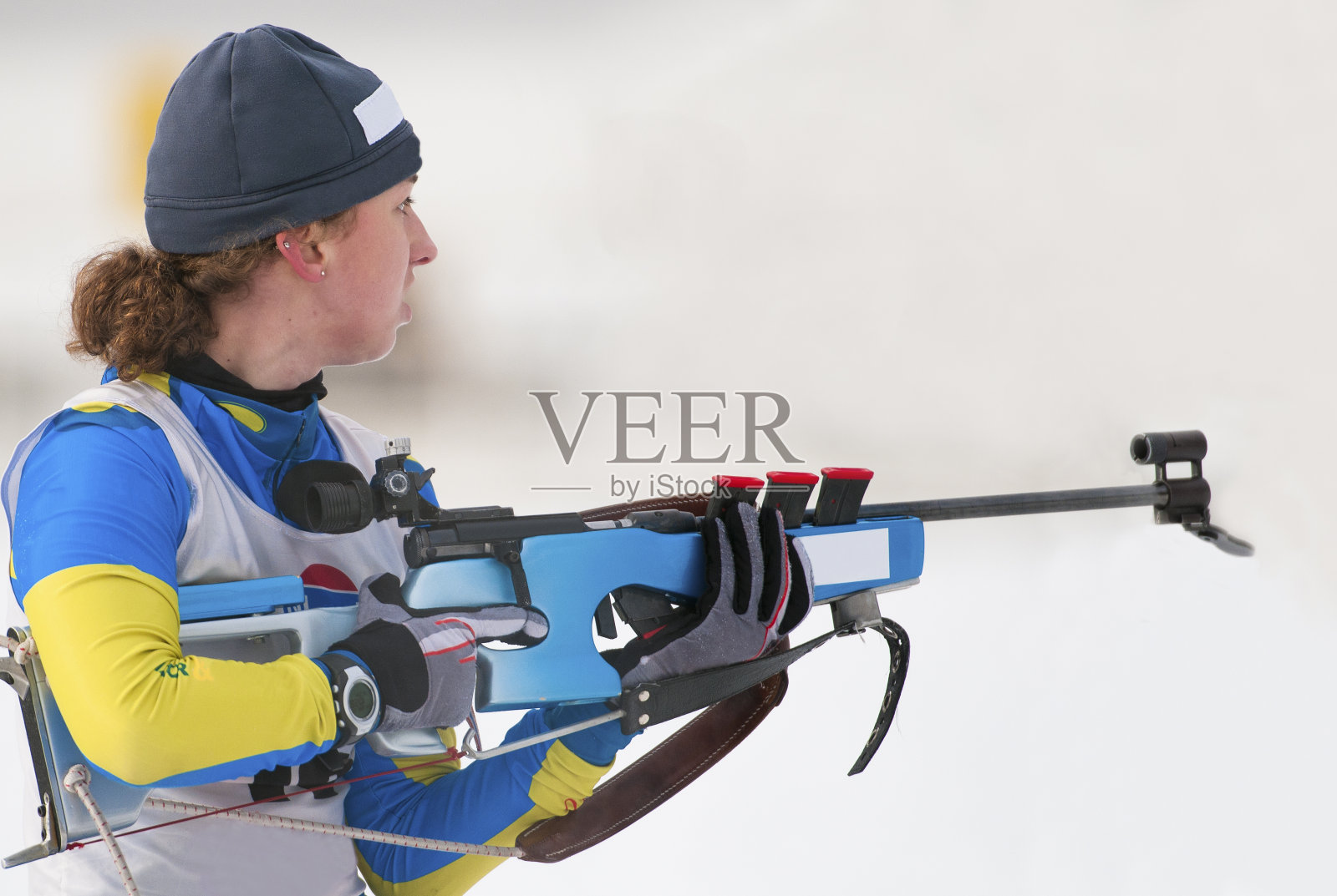 女子冬季两项选手准备射击目标照片摄影图片