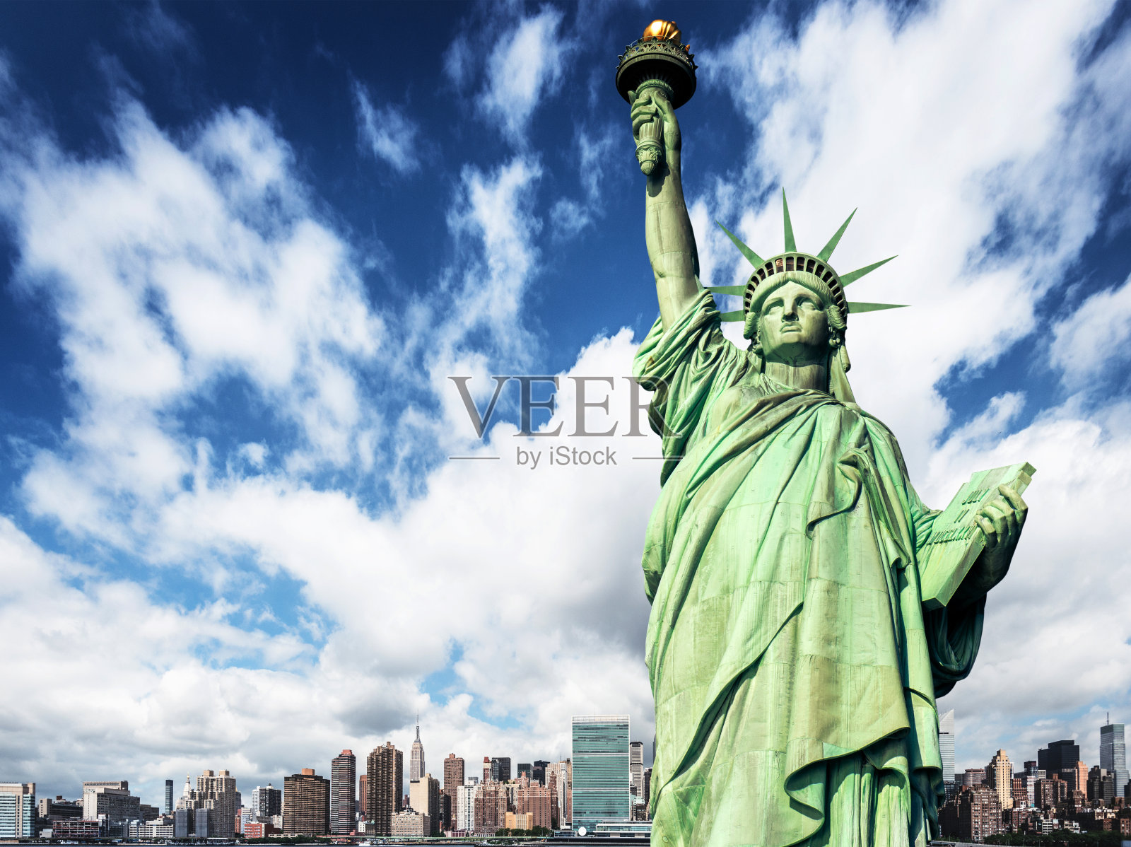 纽约的天际线上有自由女神像照片摄影图片