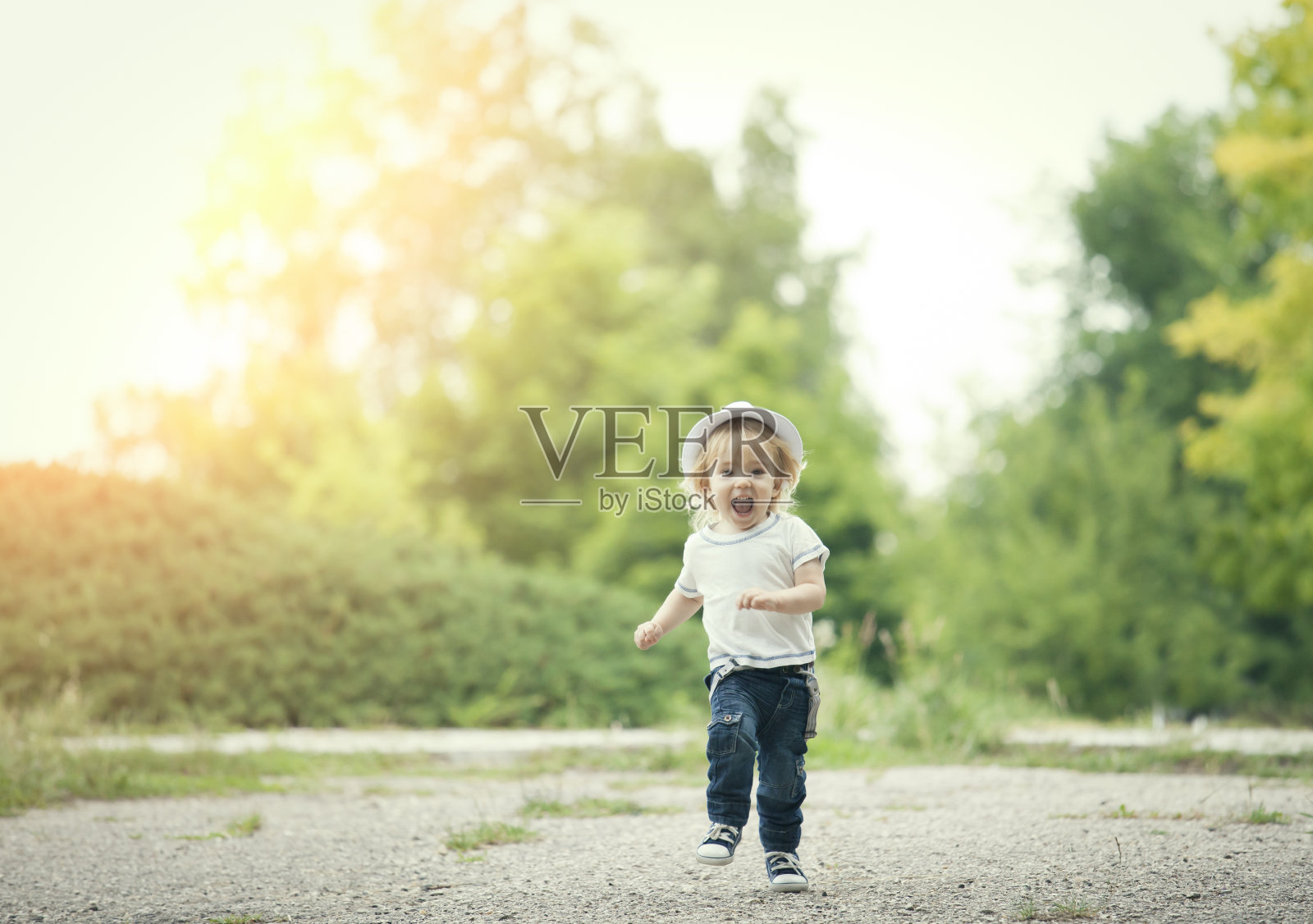 快乐的小男孩在跑步，玩得很开心照片摄影图片