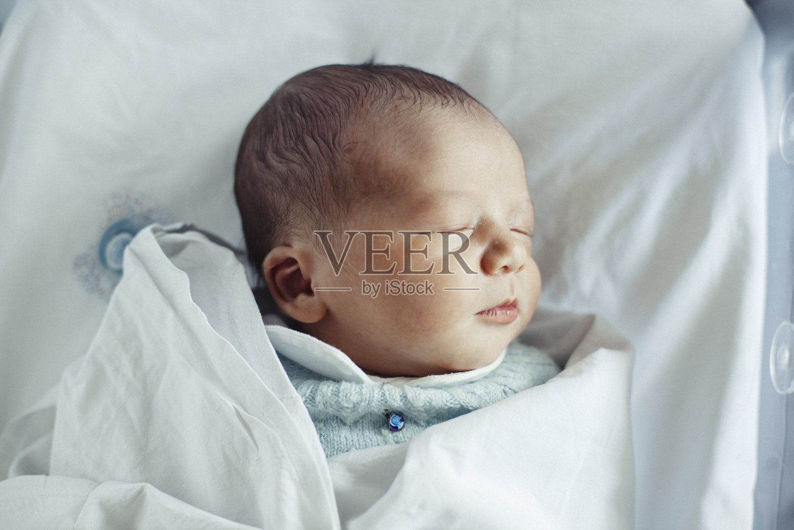新生男婴睡着了照片摄影图片