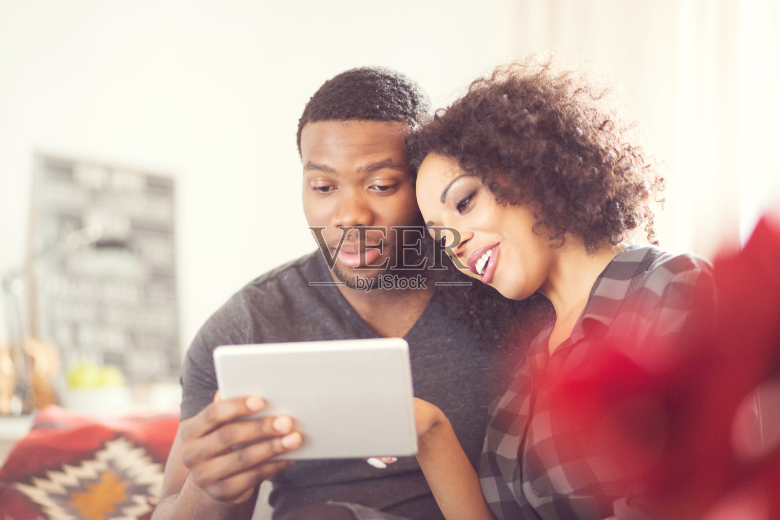 非裔美国幸福夫妇在家里使用数字平板电脑照片摄影图片